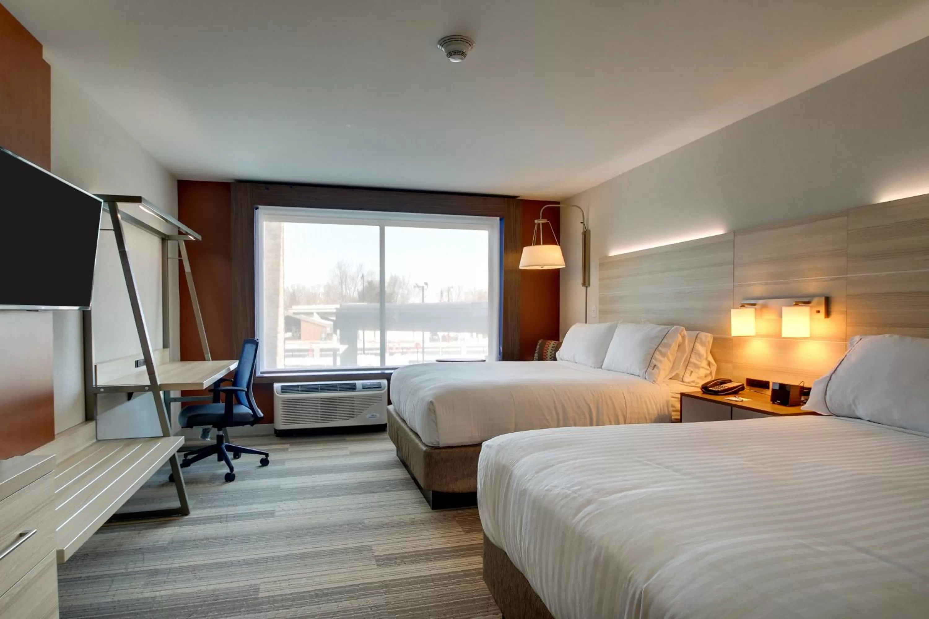 Photo of the whole room, Bed in Holiday Inn Express & Suites Galesburg by IHG