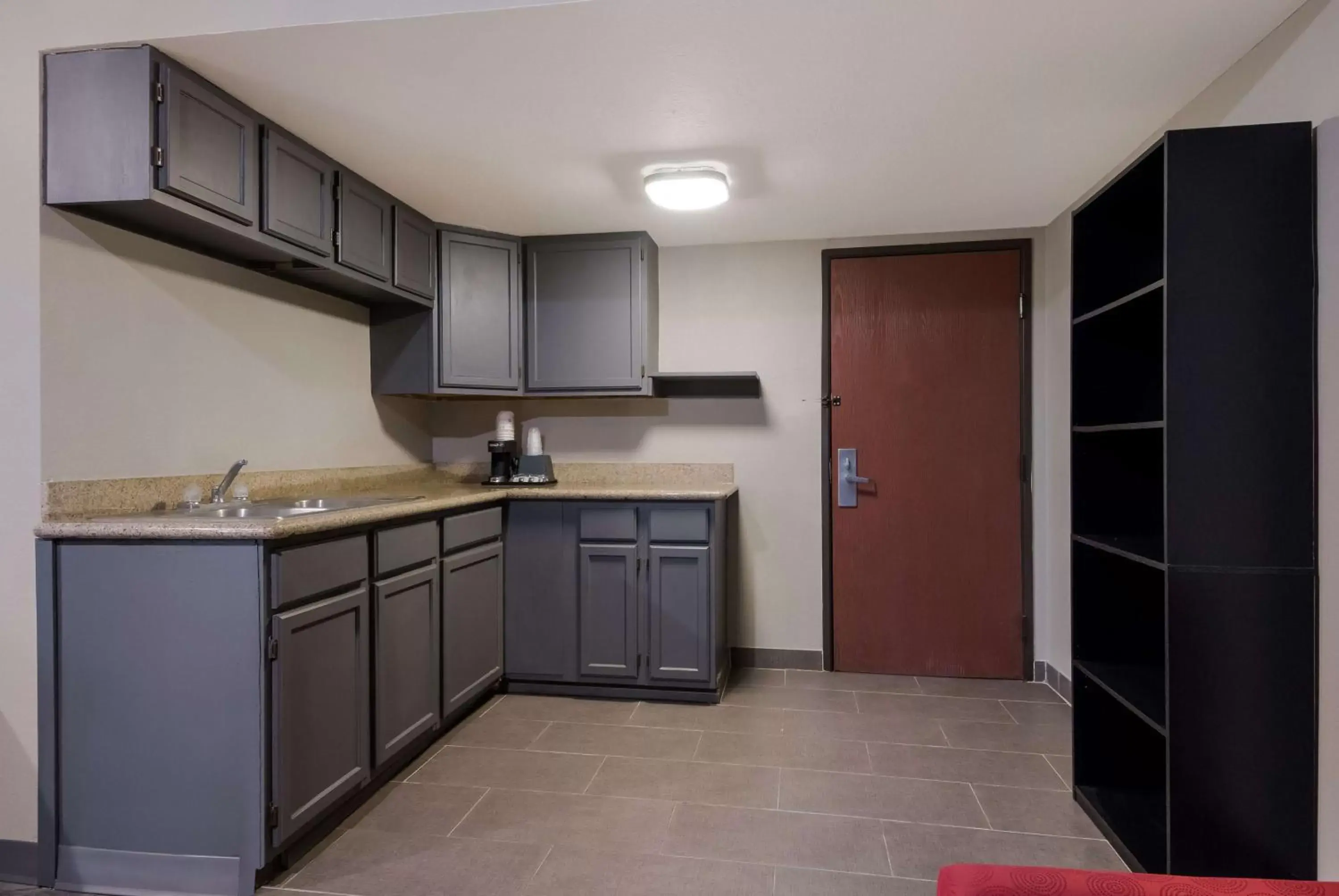 Bedroom, Kitchen/Kitchenette in SureStay Plus Hotel by Best Western San Antonio North