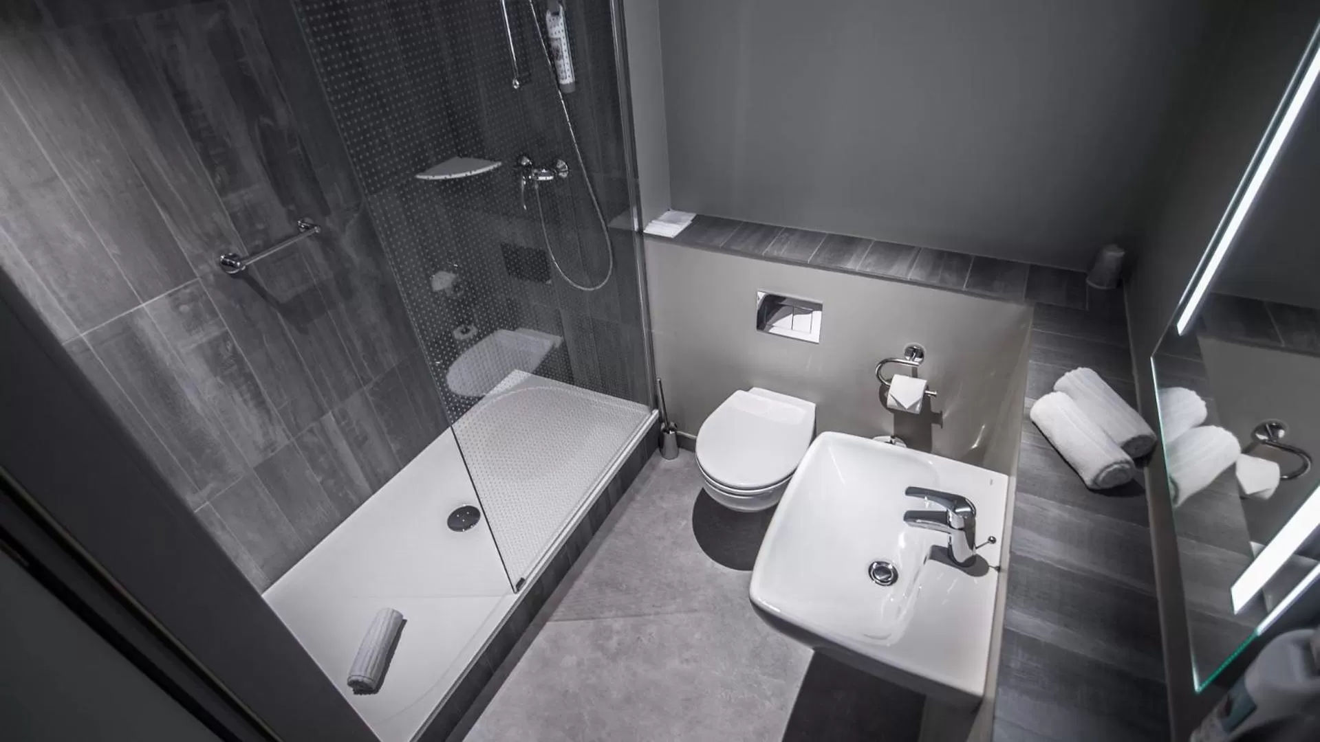 Shower in Novotel Poznan Centrum