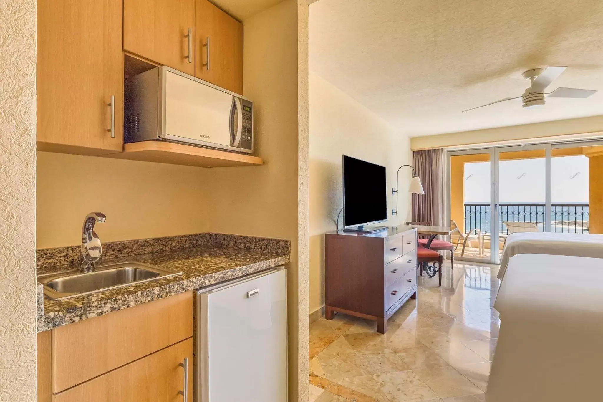 Bedroom, Kitchen/Kitchenette in Grand Fiesta Americana Los Cabos All Inclusive Golf & Spa