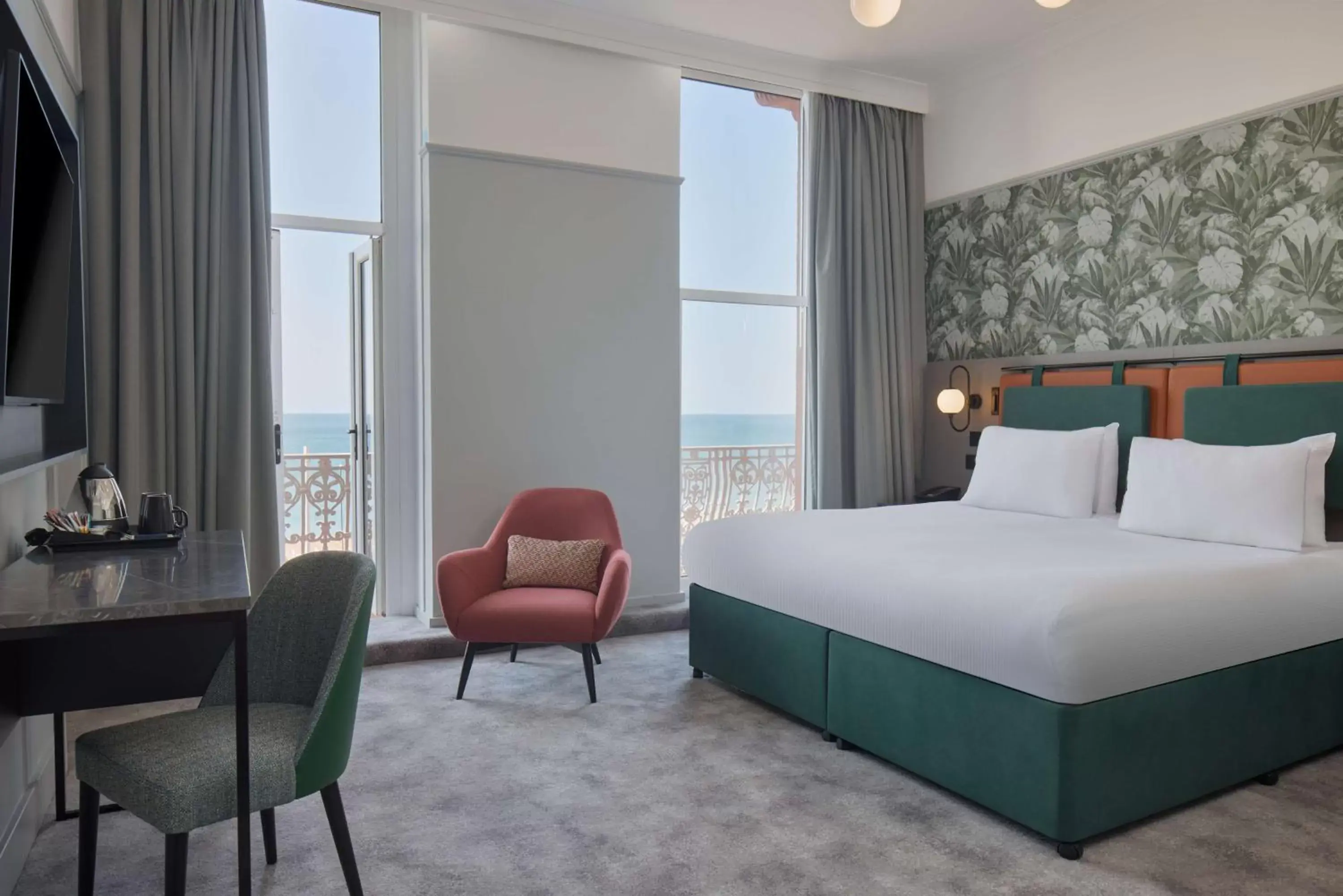 Bedroom, Bed in DoubleTree By Hilton Brighton Metropole