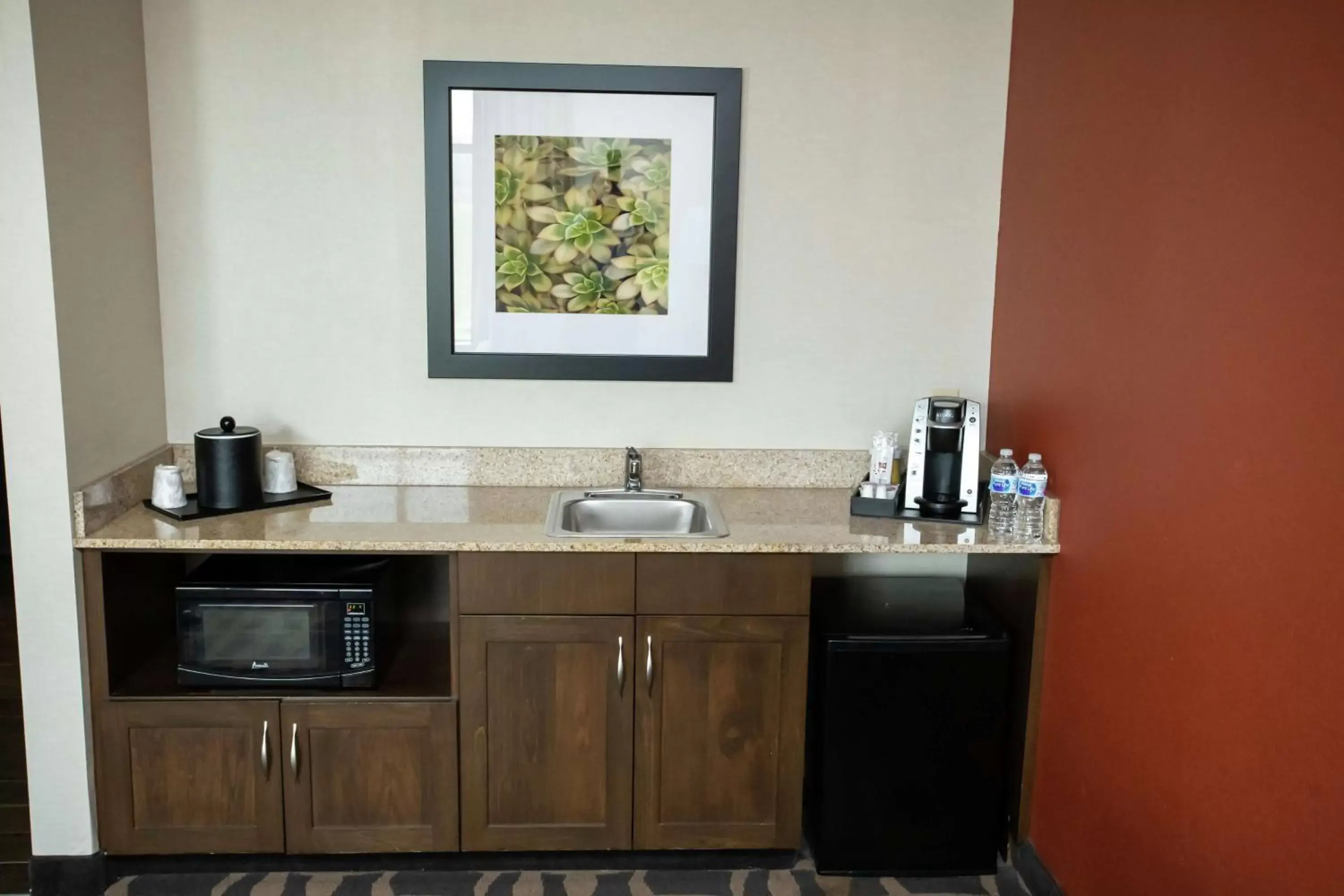 Bedroom, Kitchen/Kitchenette in Hilton Garden Inn Dayton South - Austin Landing