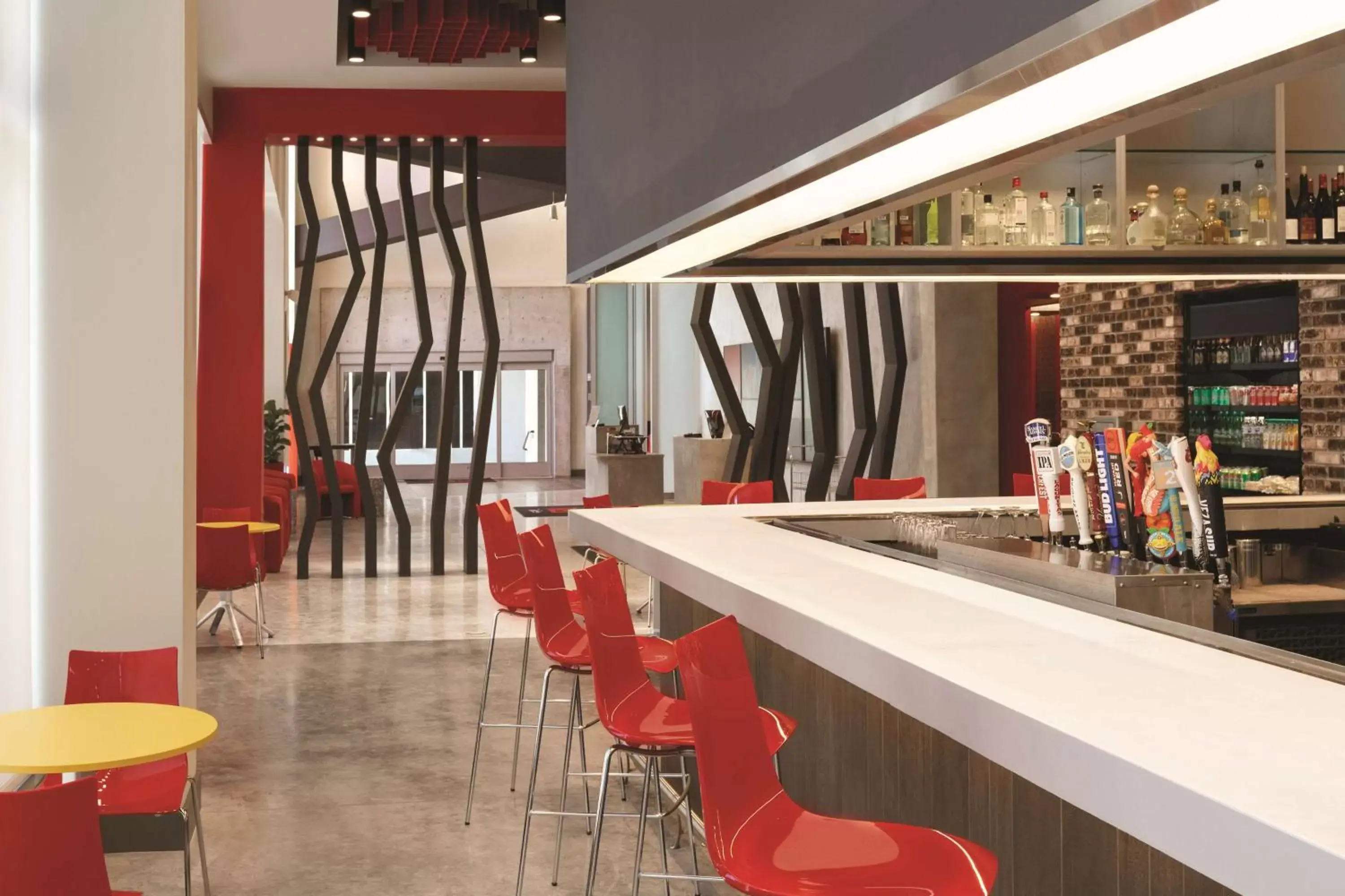 Restaurant/places to eat, Lounge/Bar in Radisson RED Miami Airport