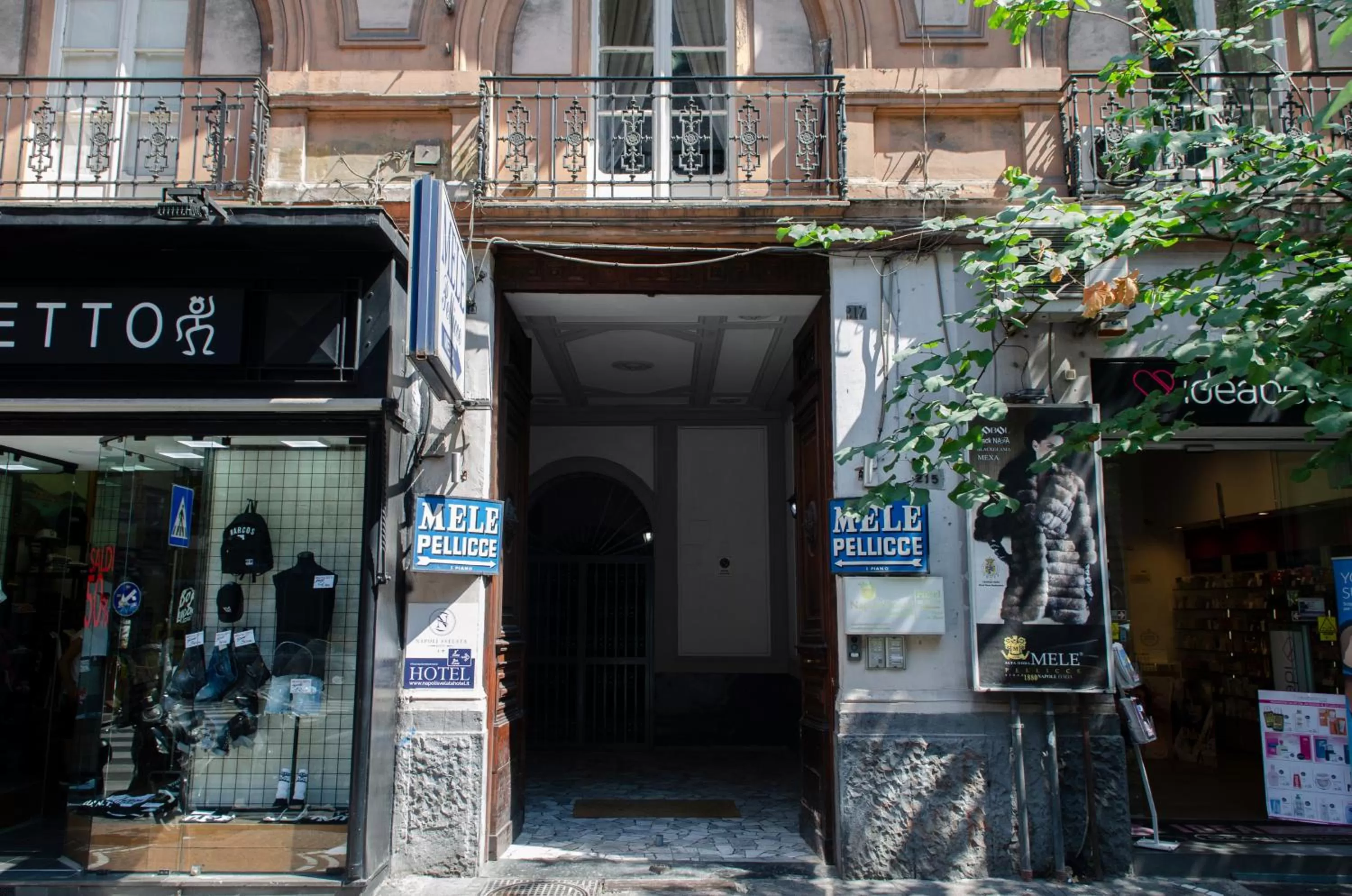 Facade/entrance in Napoli Svelata
