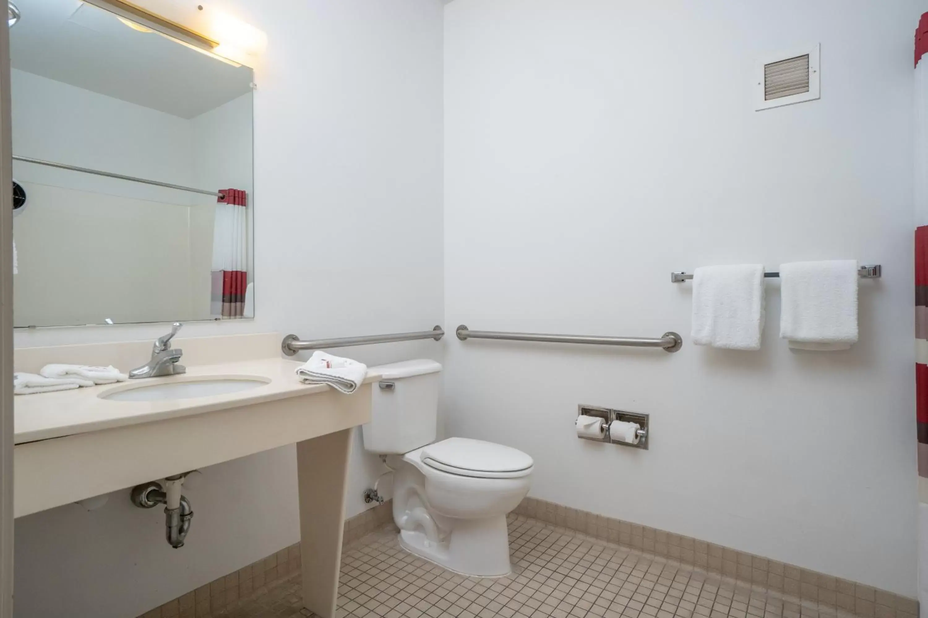 Bathroom in Red Roof Inn & Suites Indianapolis Airport