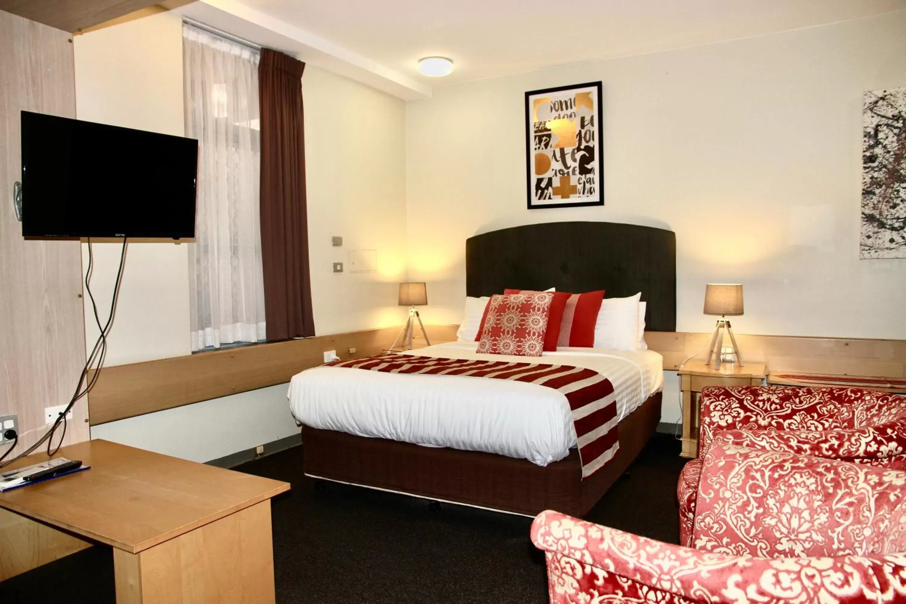 TV and multimedia, Bed in Mariners Court Hotel Sydney