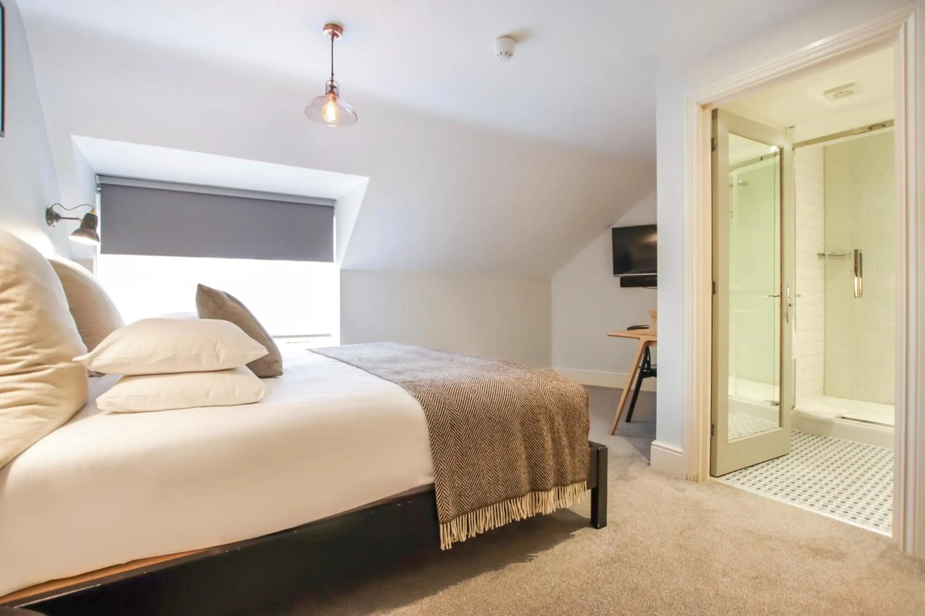 Photo of the whole room, Bed in The Crown Photo of the whole room, Bed in The Crown