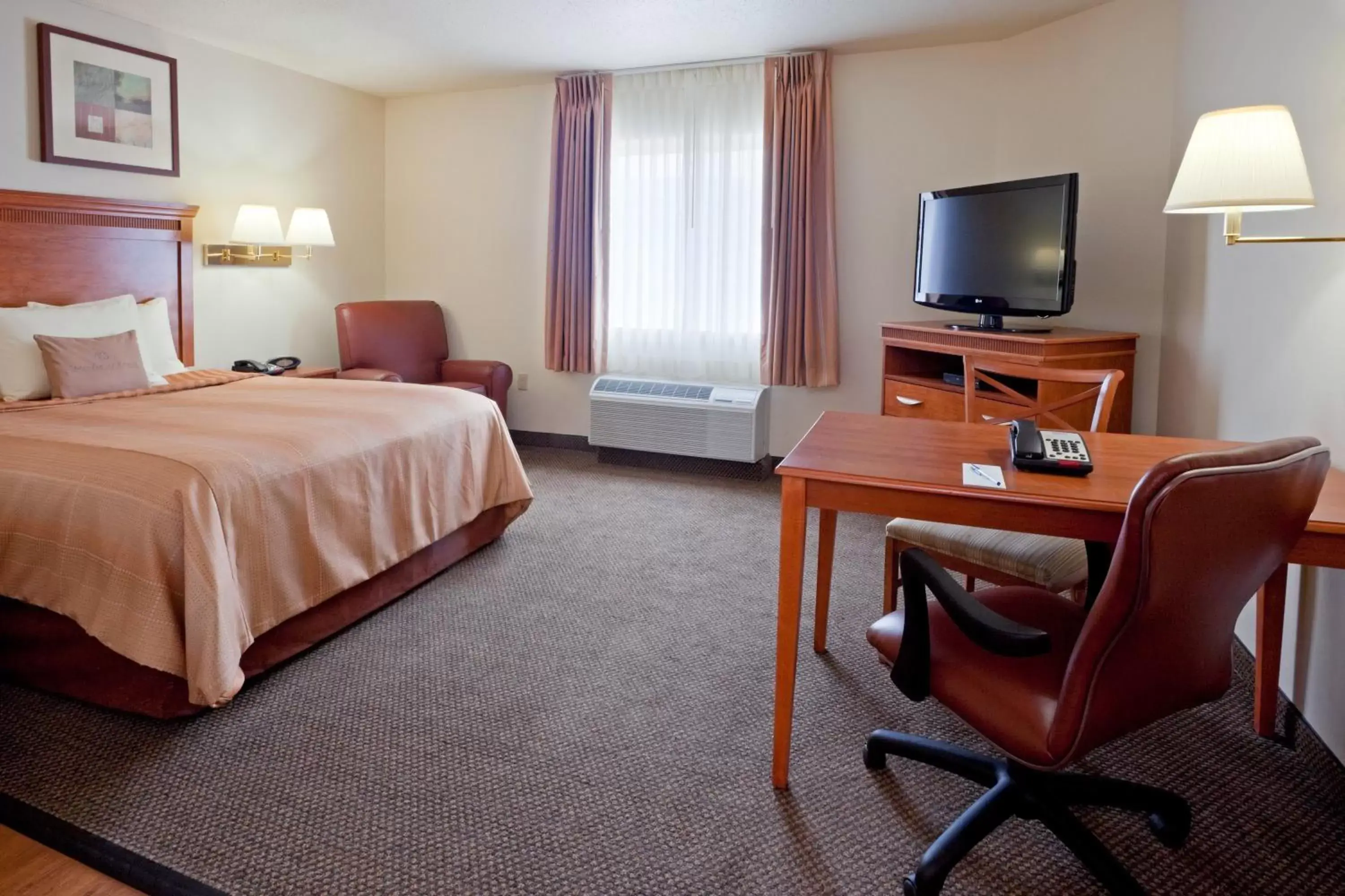 Bedroom, TV/Entertainment Center in Candlewood Williamsport, an IHG Hotel