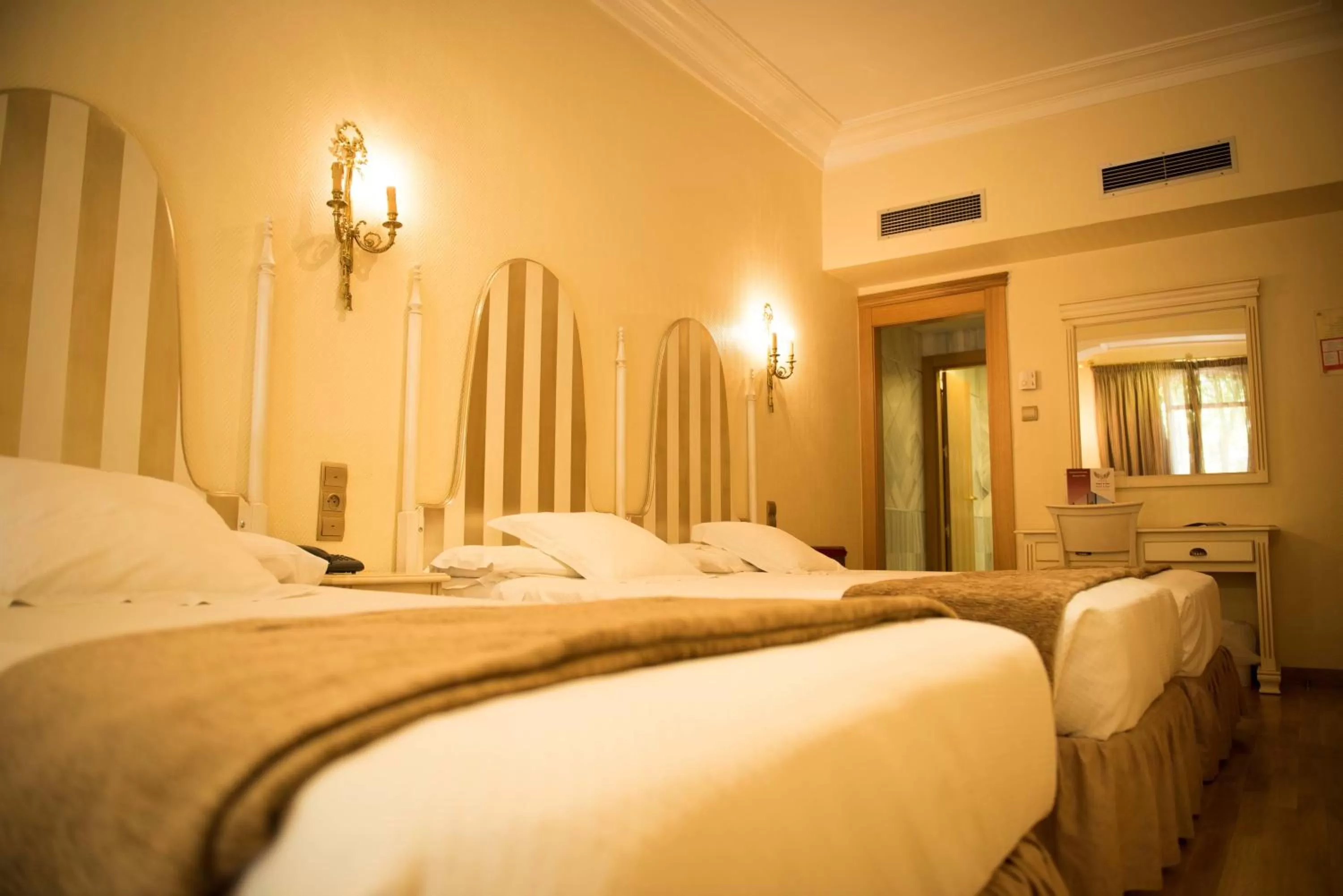 Photo of the whole room, Bed in Hotel Los Angeles Granada