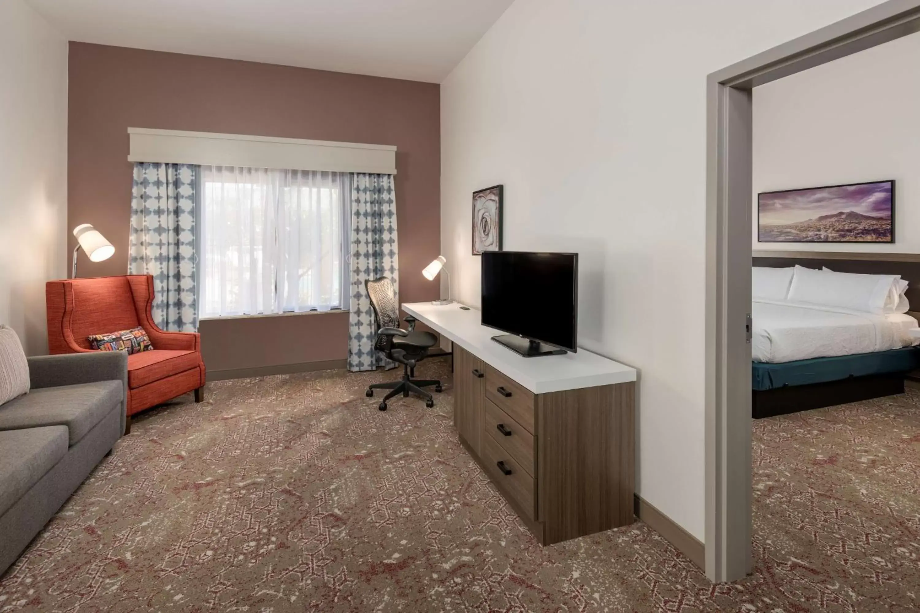 Bedroom, TV/Entertainment Center in Hilton Garden Inn Scottsdale North/Perimeter Center