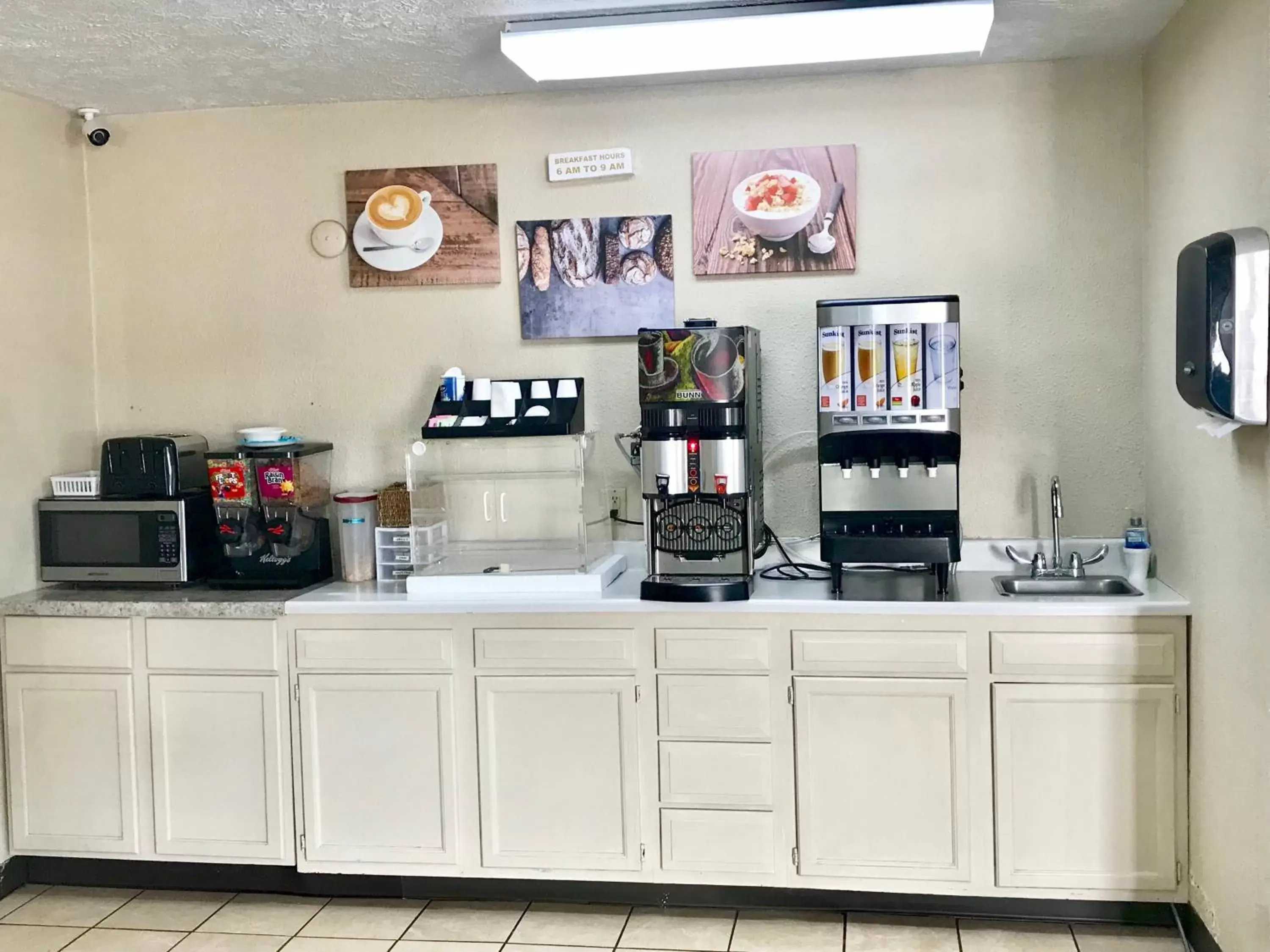 Coffee/tea facilities in Economy Inn McCook