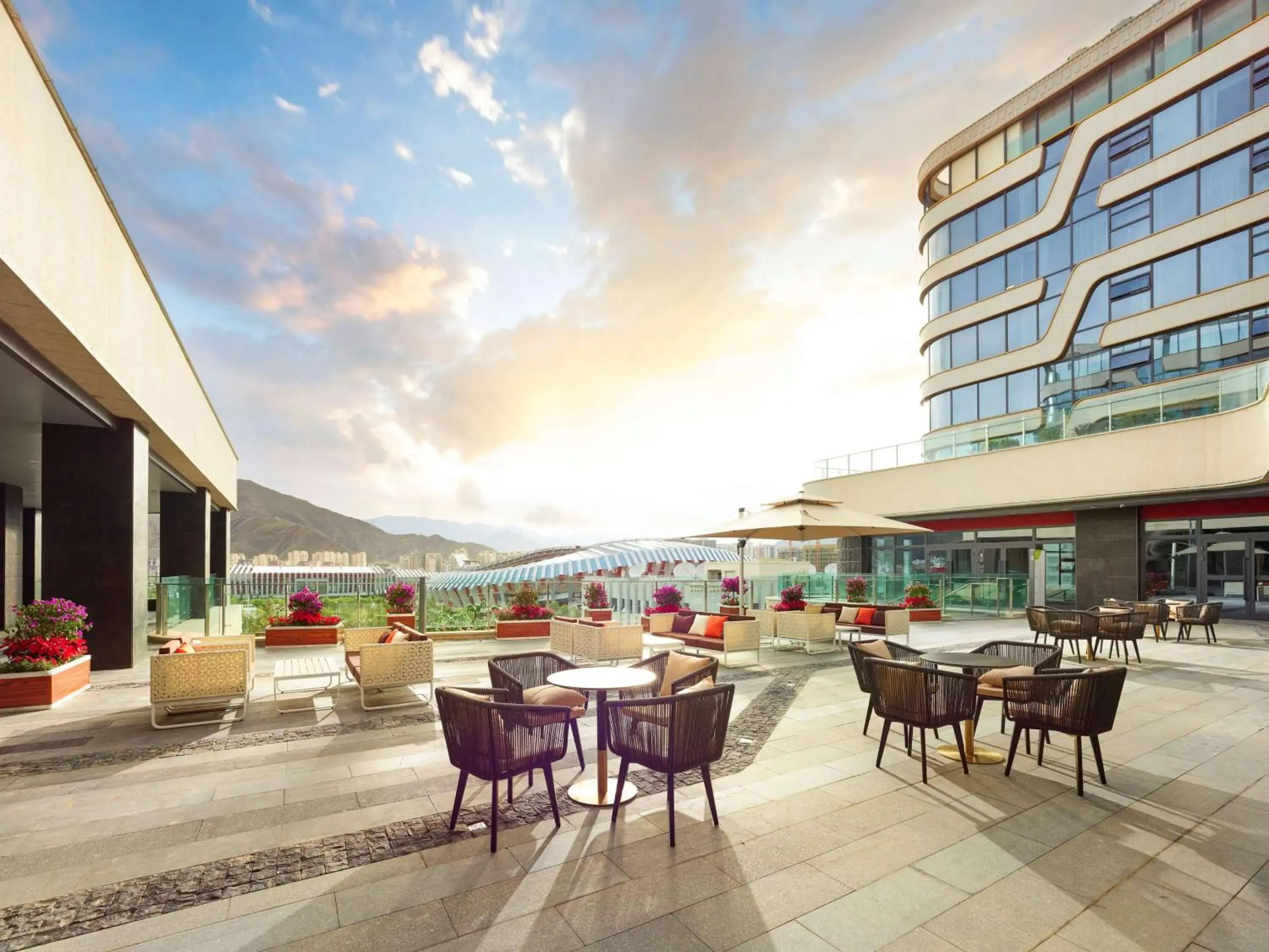 Property building, Restaurant/Places to Eat in Hilton Garden Inn Lhasa