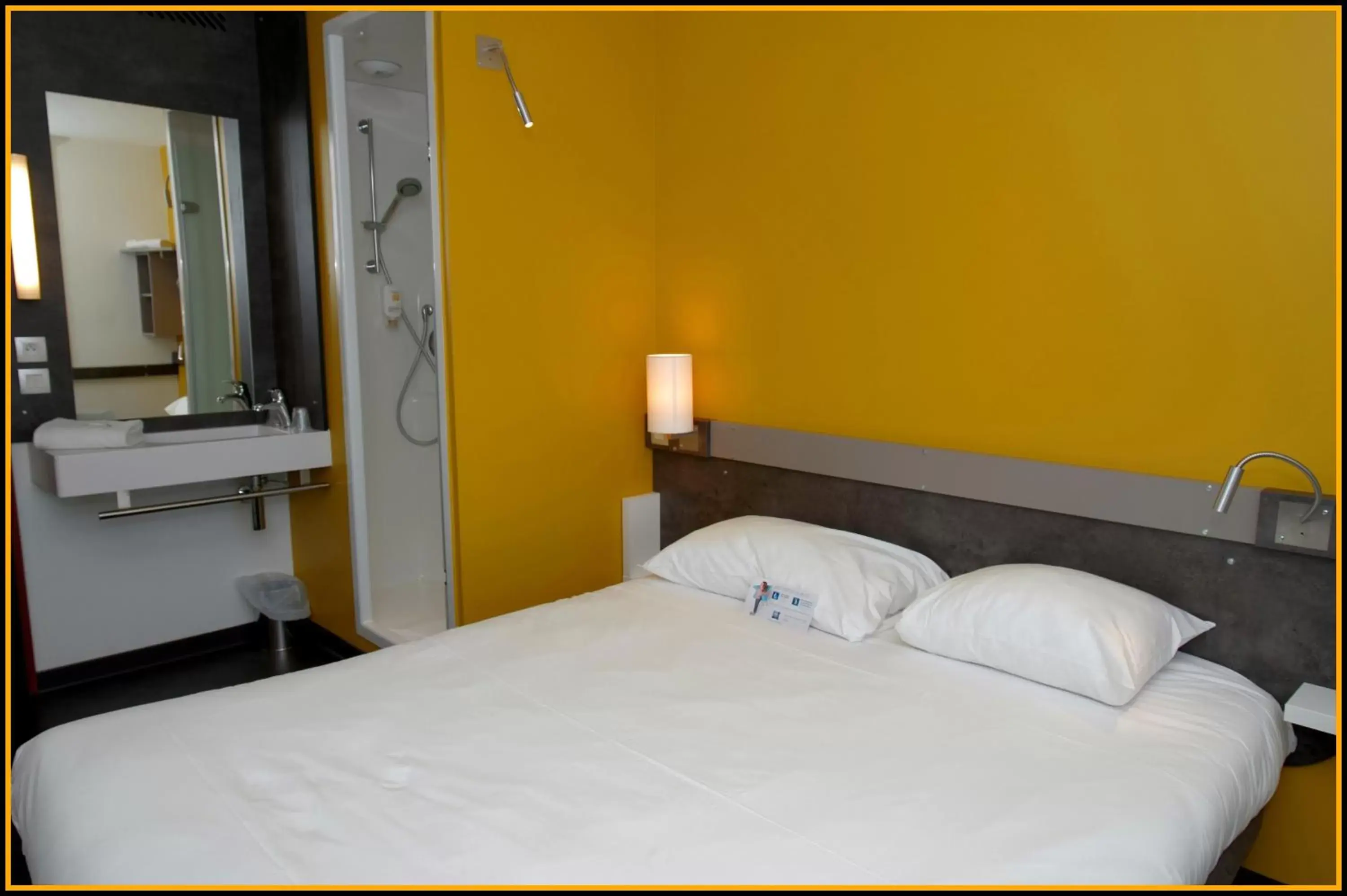 Bedroom, Bed in ibis budget Aéroport Lyon Saint Exupéry