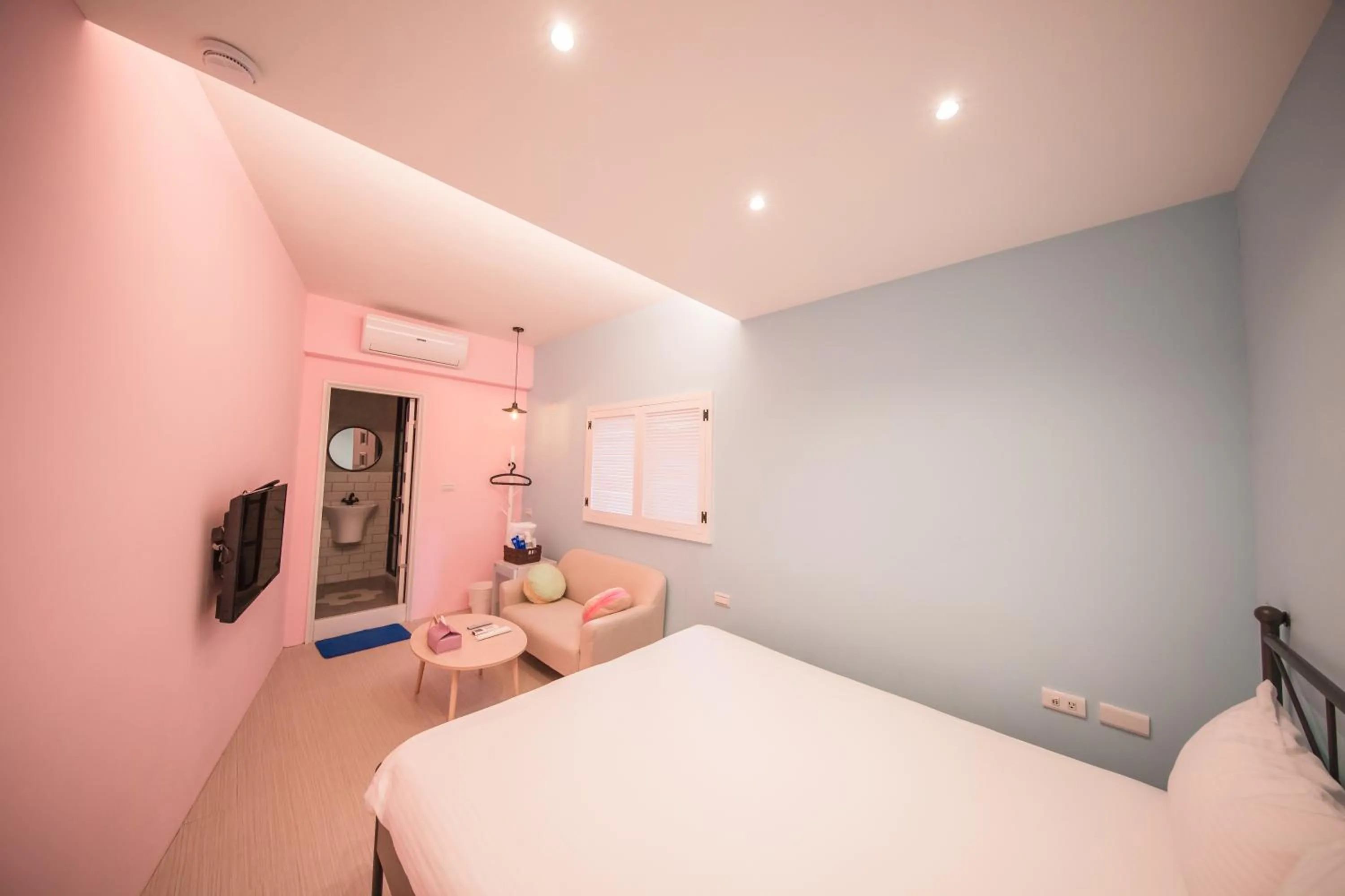 Photo of the whole room, Bed in Urban