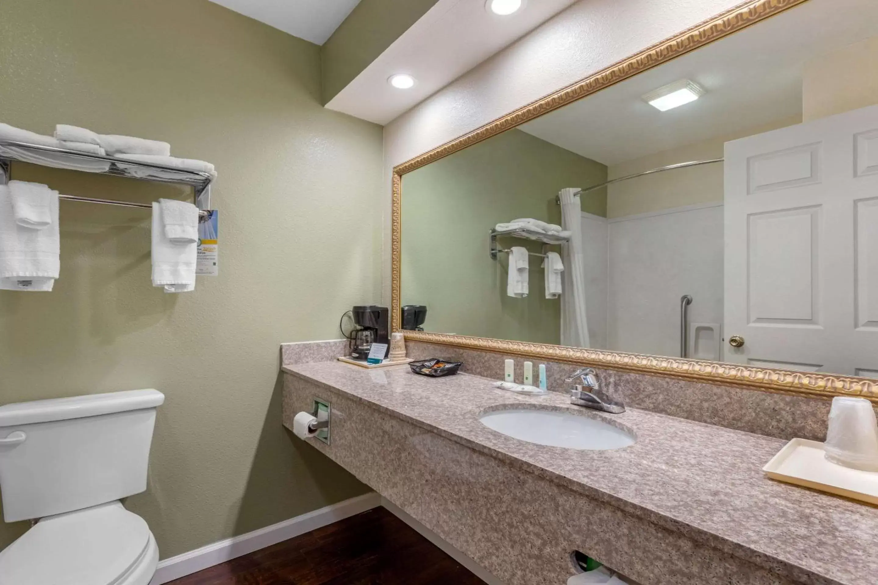 Photo of the whole room, Bathroom in Quality Inn West Memphis I-40