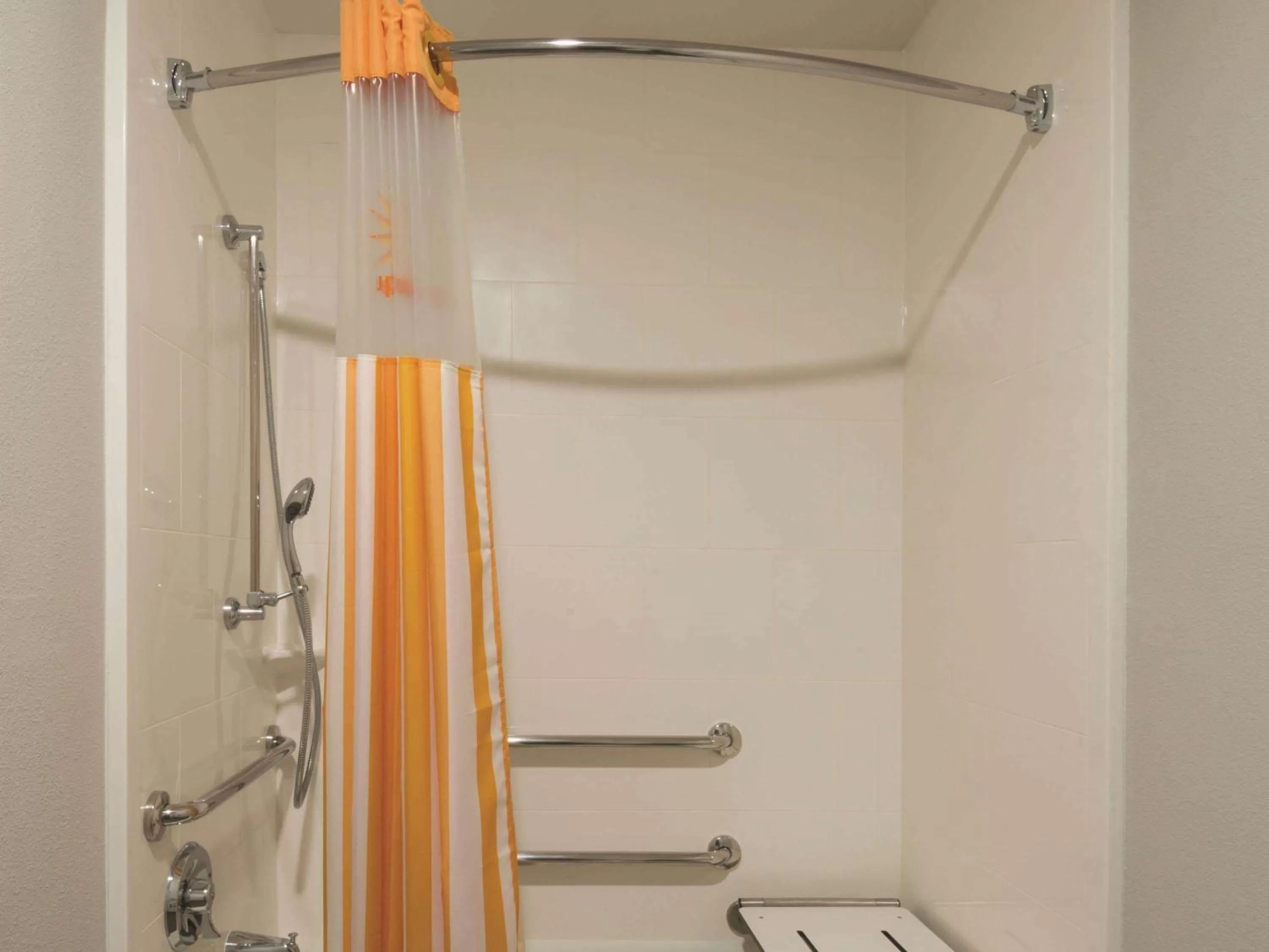 Photo of the whole room in La Quinta by Wyndham Lynchburg at Liberty Univ.