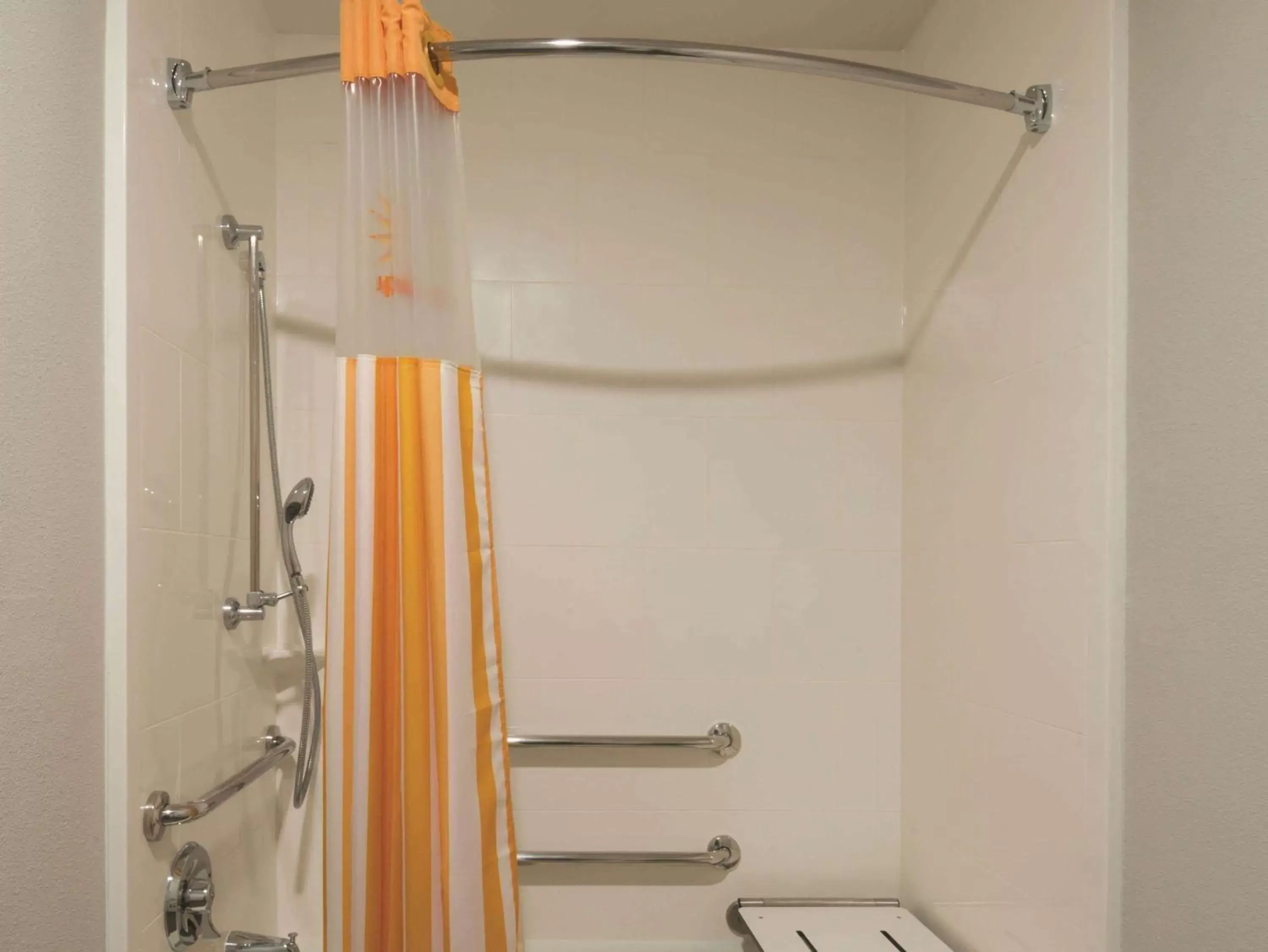 Photo of the whole room in La Quinta by Wyndham Lynchburg at Liberty Univ. Photo of the whole room in La Quinta by Wyndham Lynchburg at Liberty Univ.