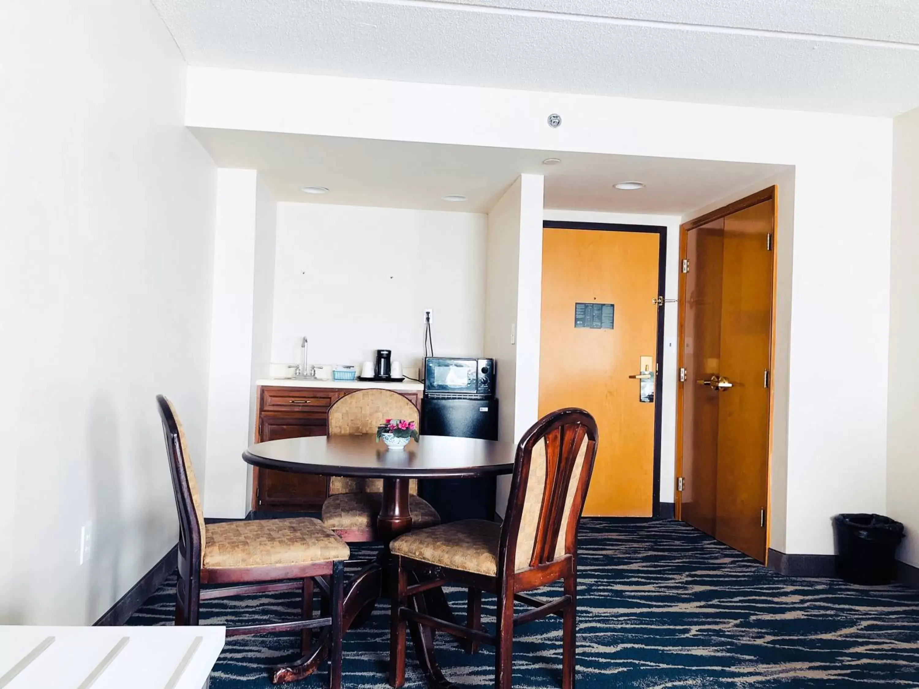Coffee/tea facilities, Dining Area in Comfort Inn & Suites Greenville Near Convention Center