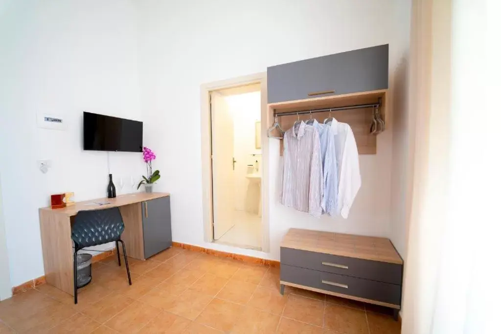 TV/Entertainment Center in Ballaro' Hotel - Budget Room