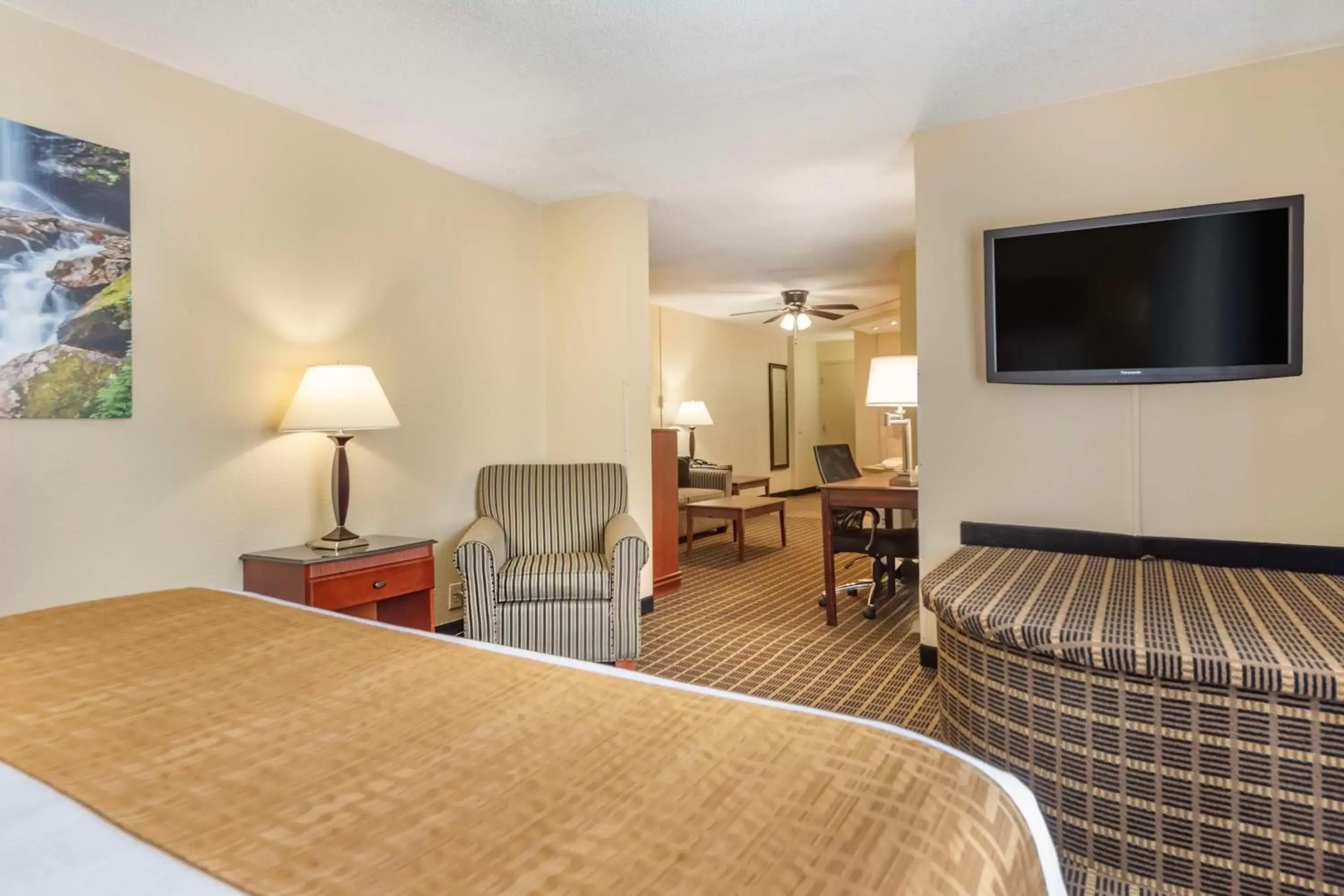 Bedroom, TV/Entertainment Center in Best Western Plus Bridgeport Inn
