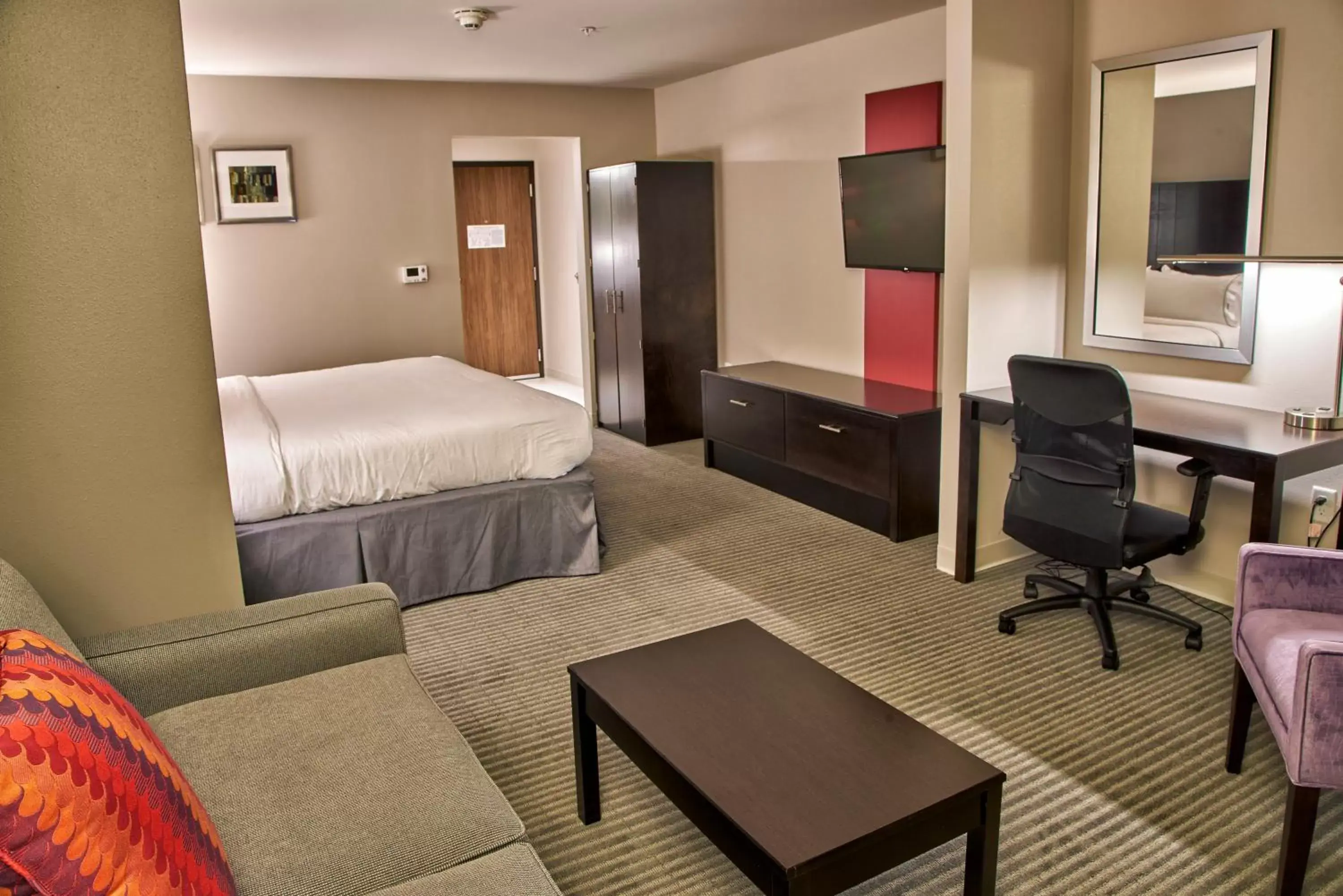 Photo of the whole room, TV/Entertainment Center in Holiday Inn Express & Suites Tulsa NE, Claremore, an IHG Hotel