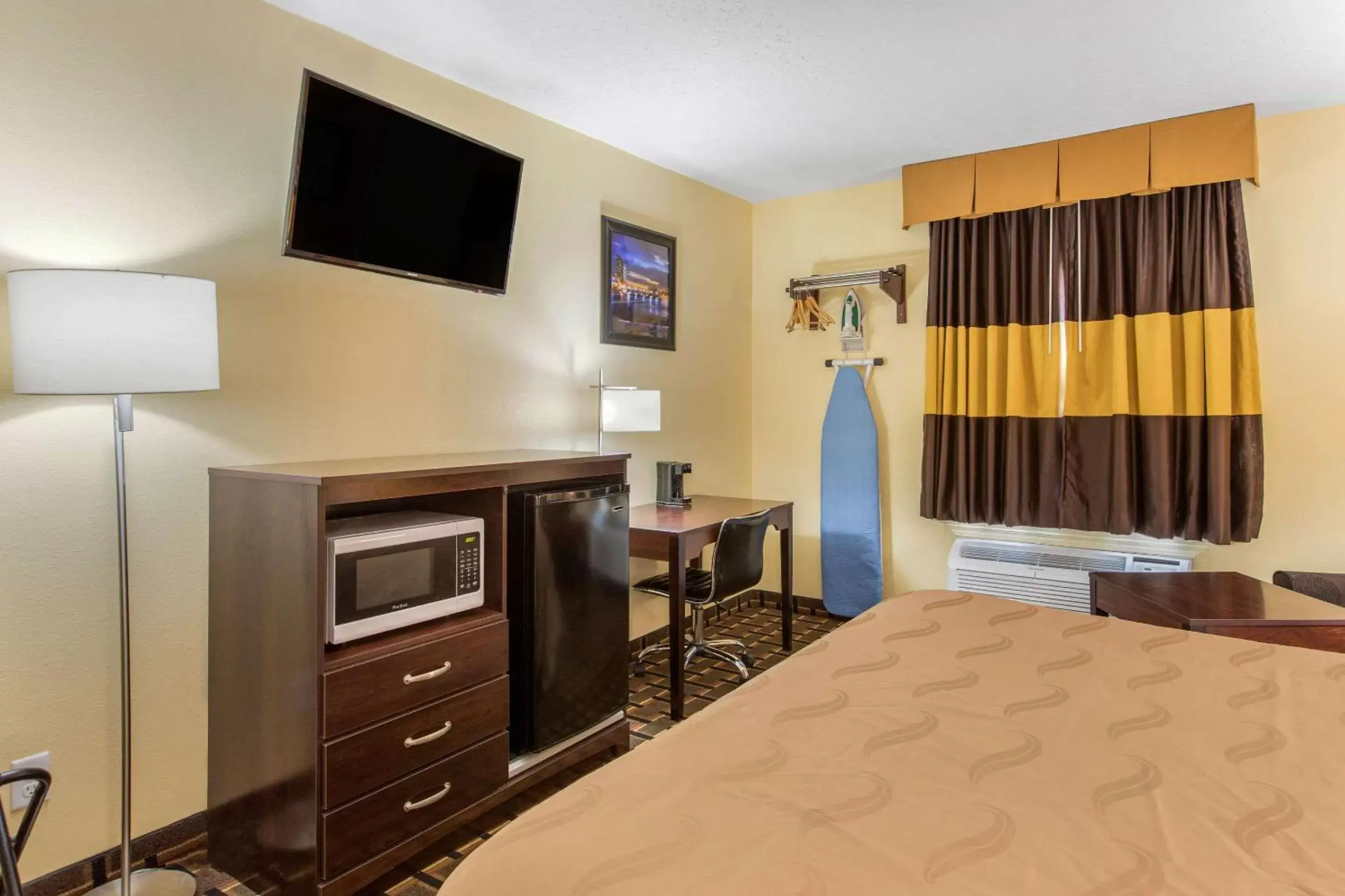 Photo of the whole room, TV/Entertainment Center in Quality Inn Grand Rapids Near Downtown