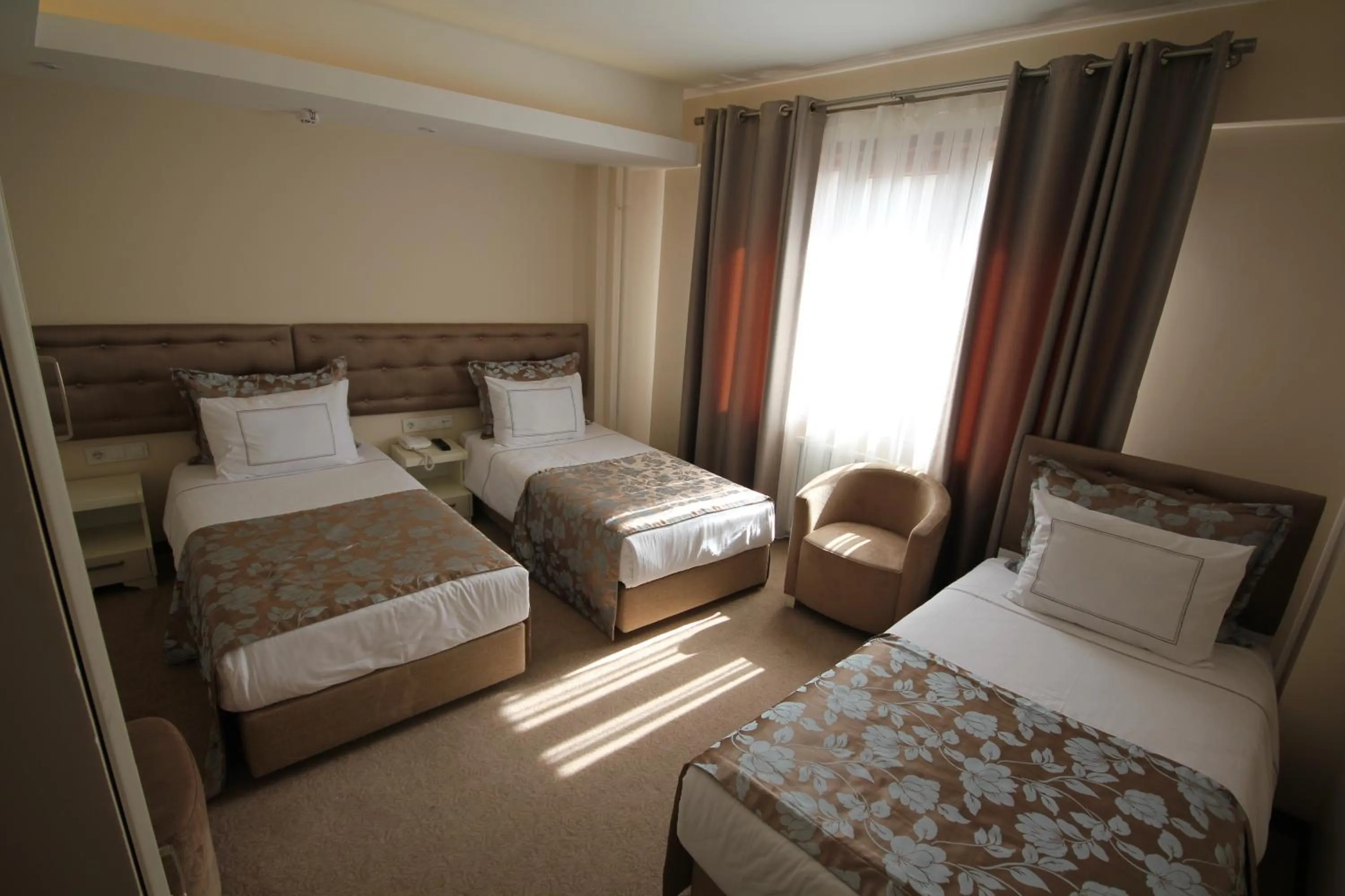 Photo of the whole room, Bed in Grand Washington Hotel