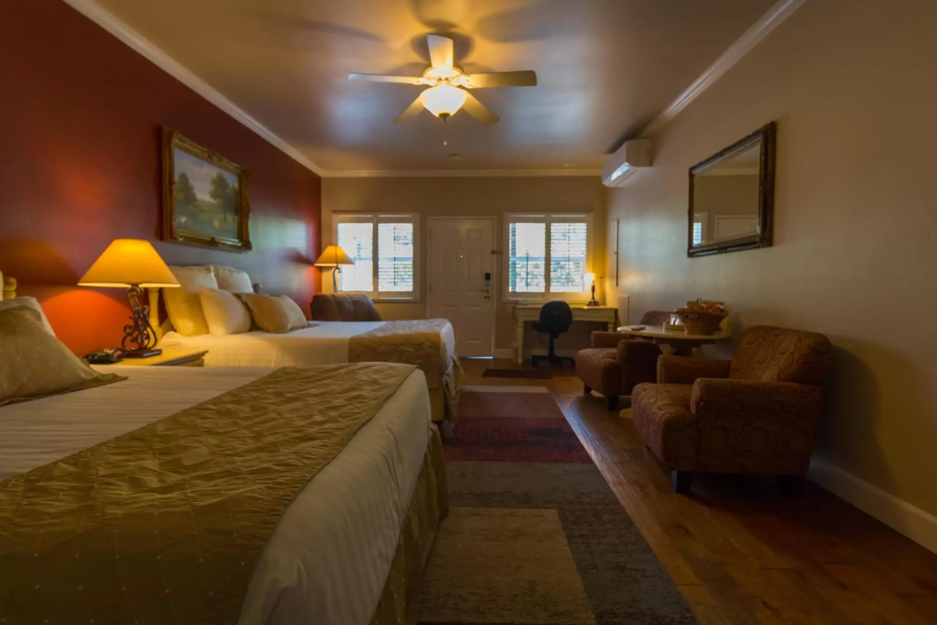 Photo of the whole room in Grass Valley Courtyard Suites