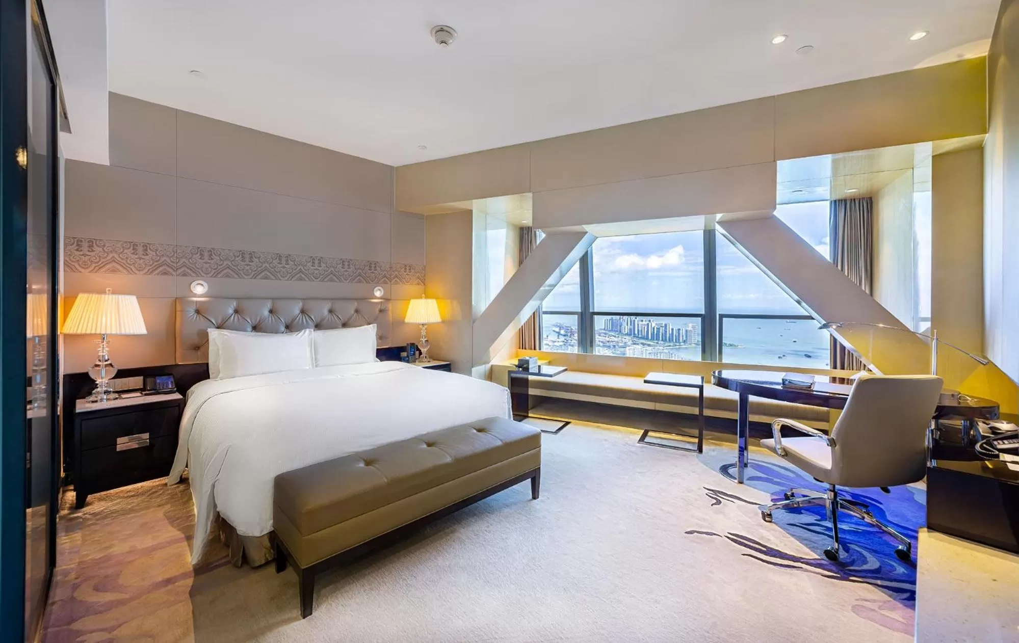 Photo of the whole room, Bed in Hilton Haikou