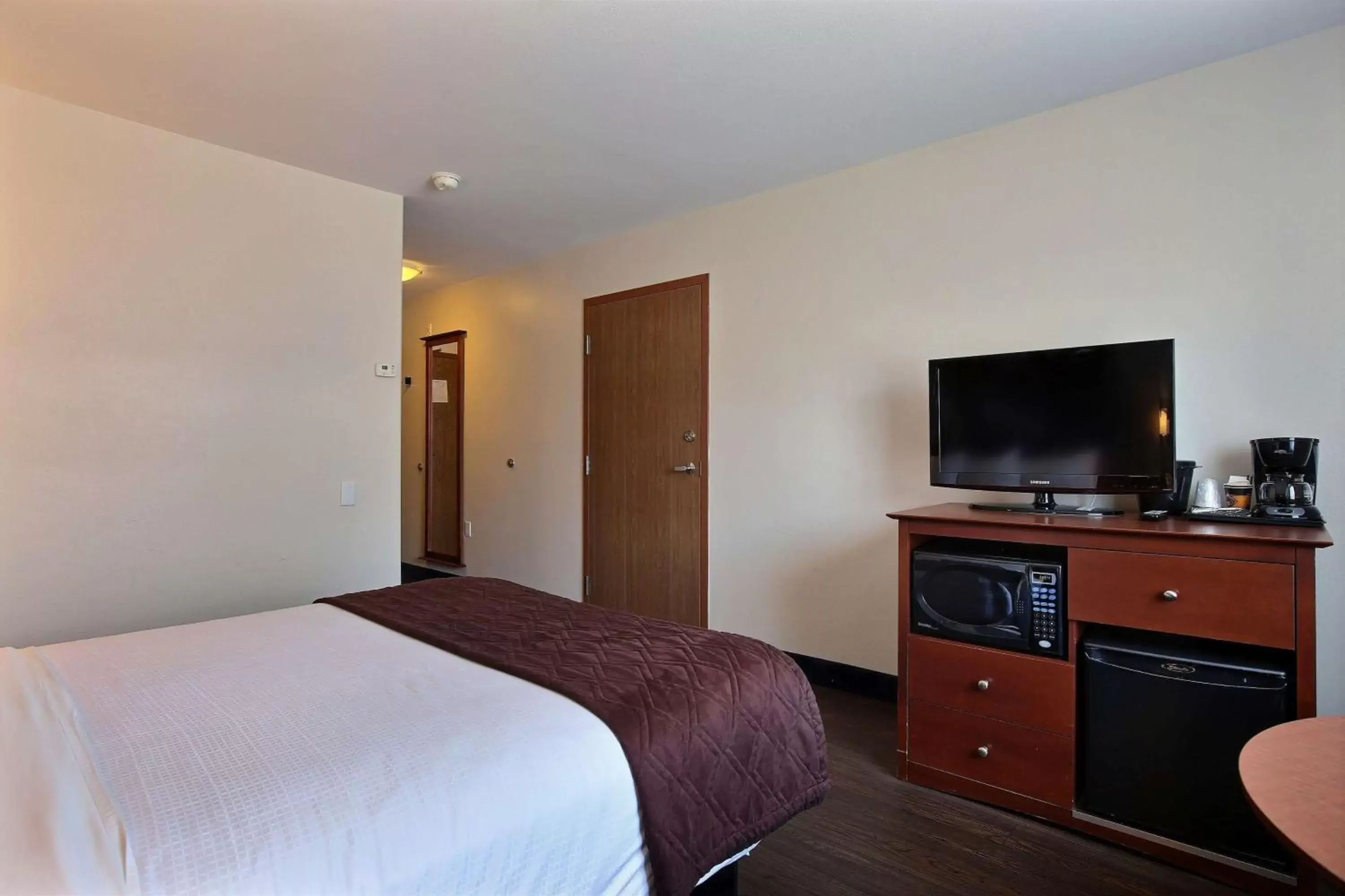 Photo of the whole room, Bed in Super 8 by Wyndham Trois-Rivieres