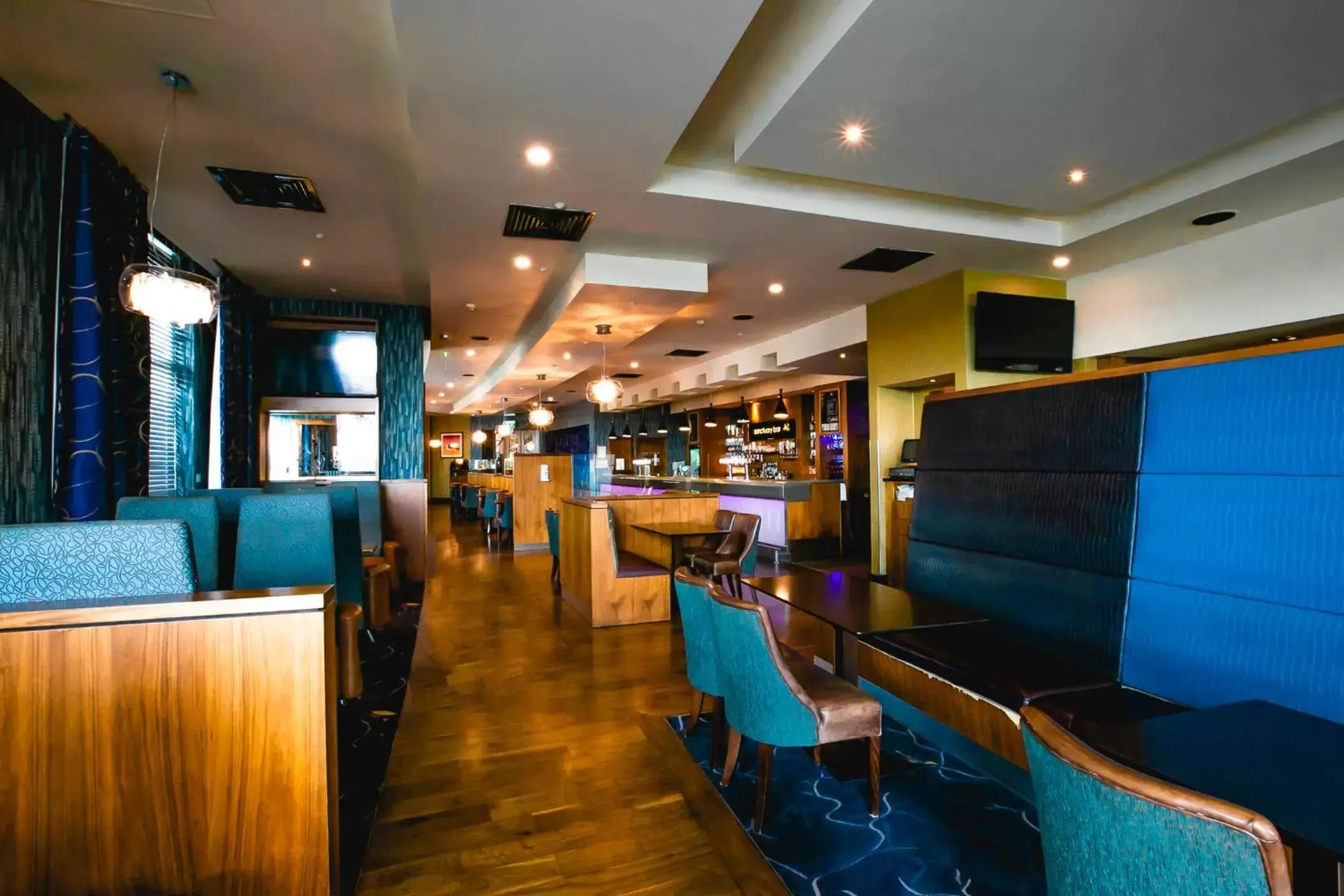 Lounge or bar, Lobby/Reception in Crowne Plaza Dublin Blanchardstown, an IHG Hotel