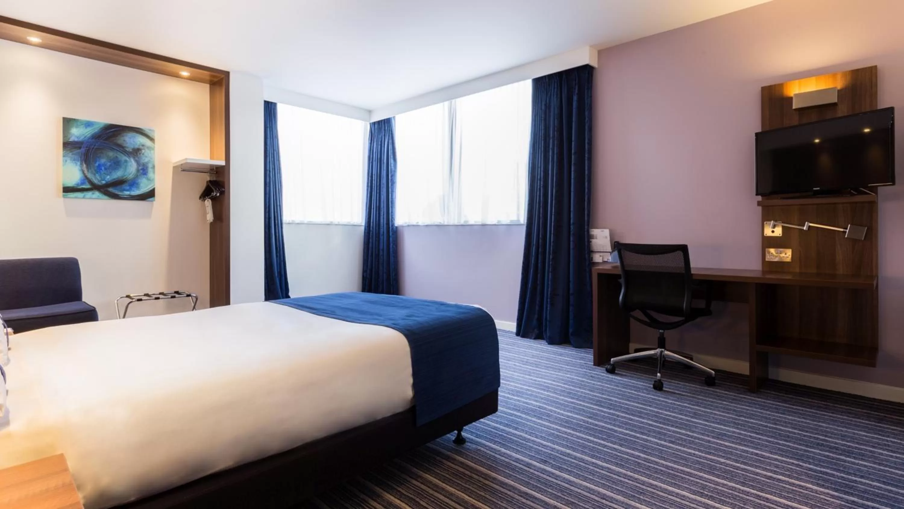 Photo of the whole room, Bed in Holiday Inn Express Wakefield by IHG