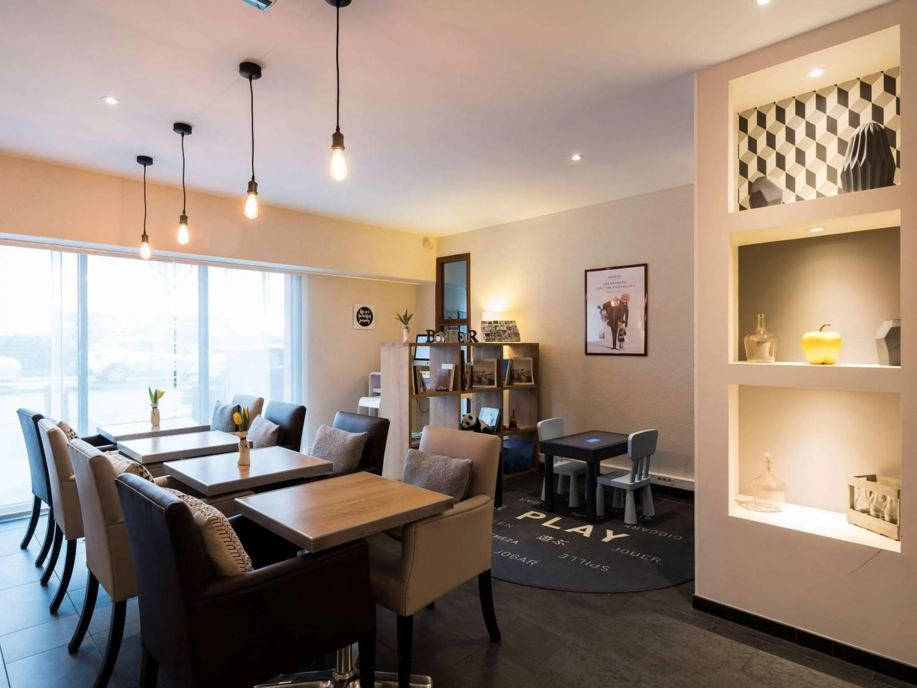 Lounge or bar in Novotel Suites Rouen Normandie