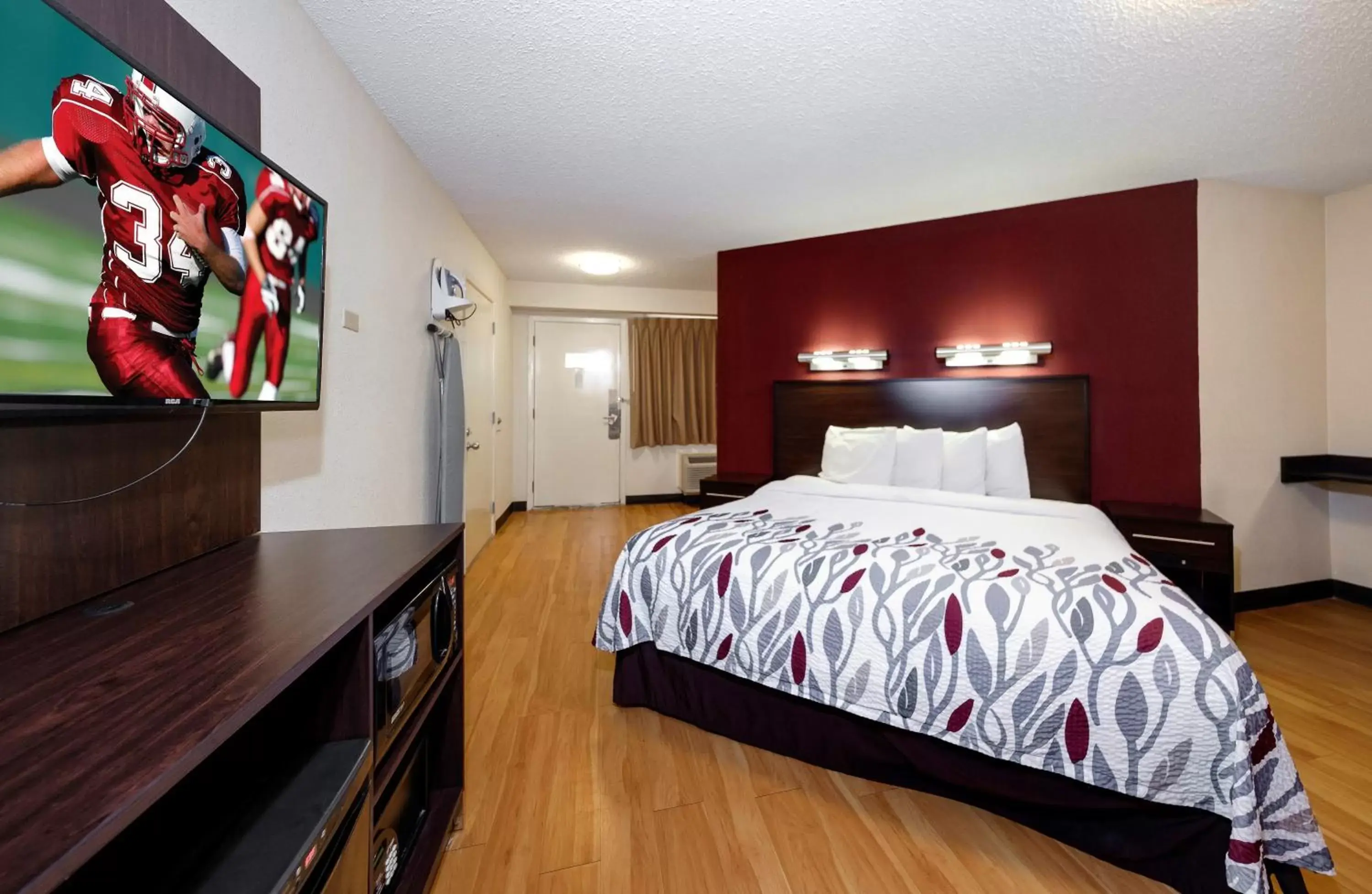 Photo of the whole room, Bed in Red Roof Inn Dallas - DFW Airport North