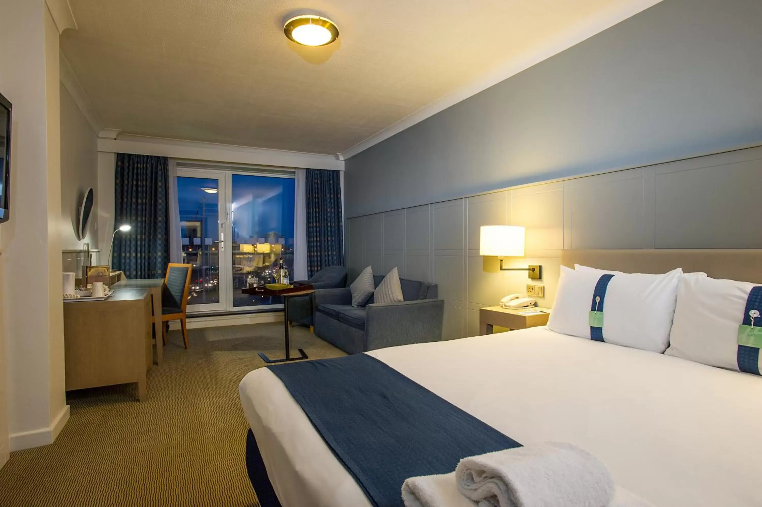 Bedroom, Bed in Holiday Inn Hull Marina, an IHG Hotel