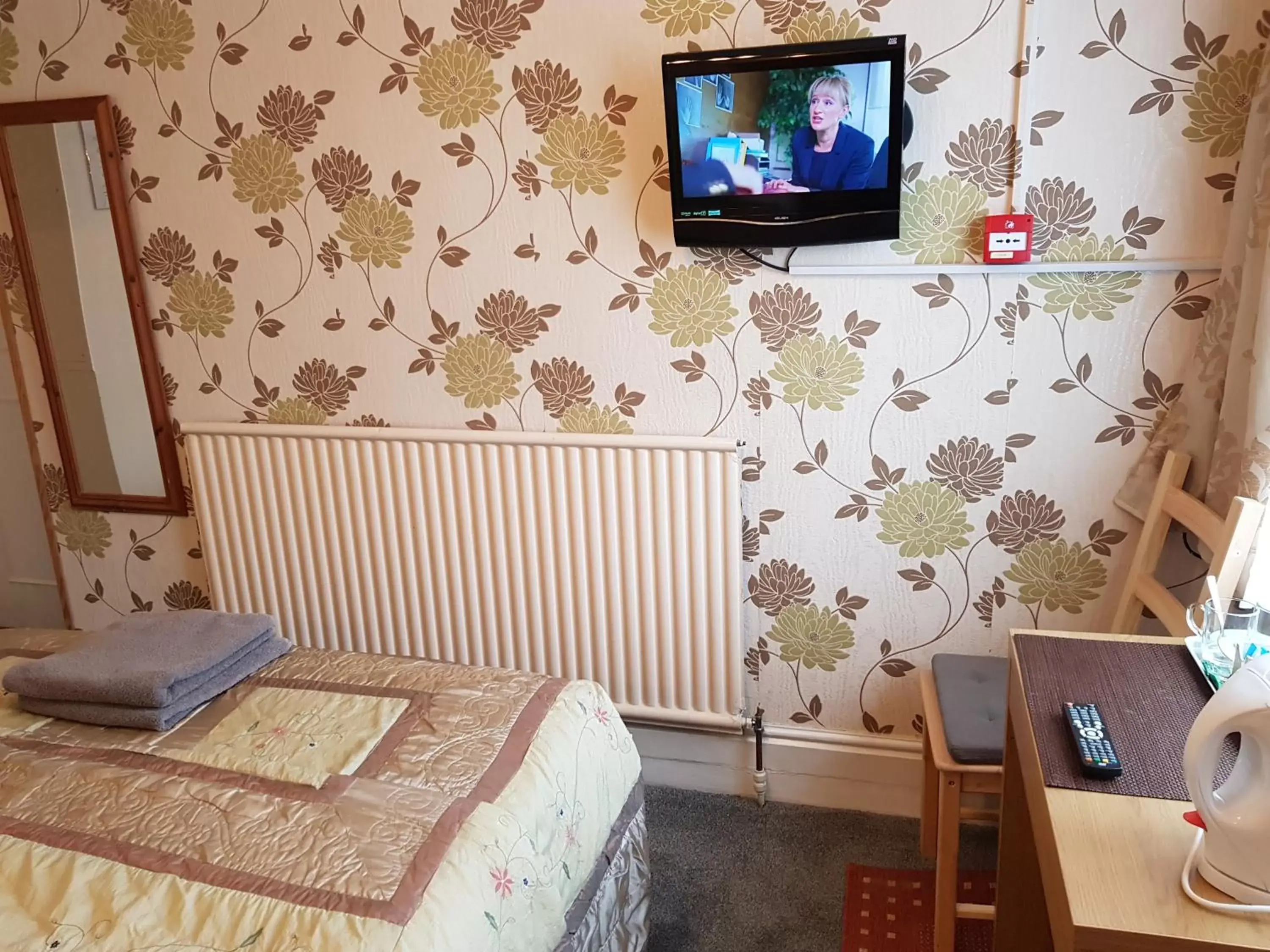 Photo of the whole room, TV/Entertainment Center in Fairhaven Guest Accommodation