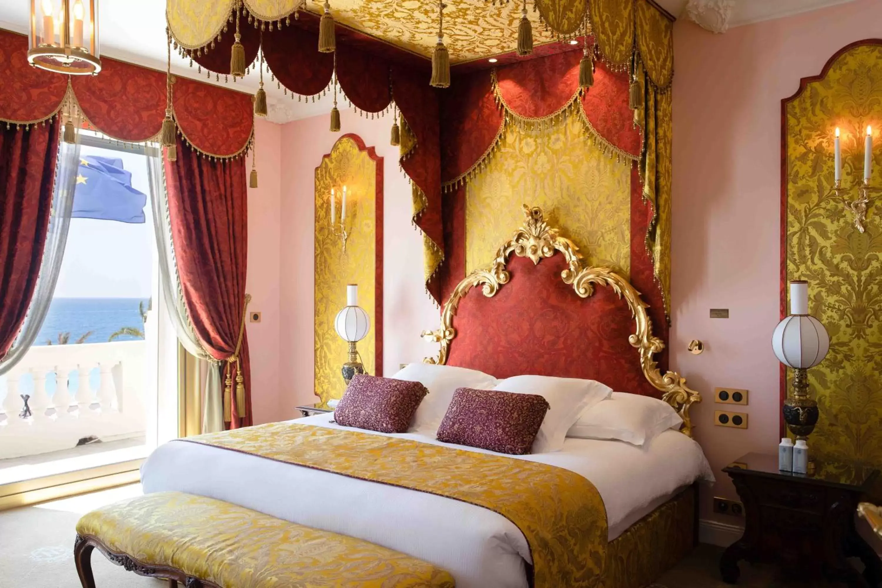 Bed in Hotel Le Negresco