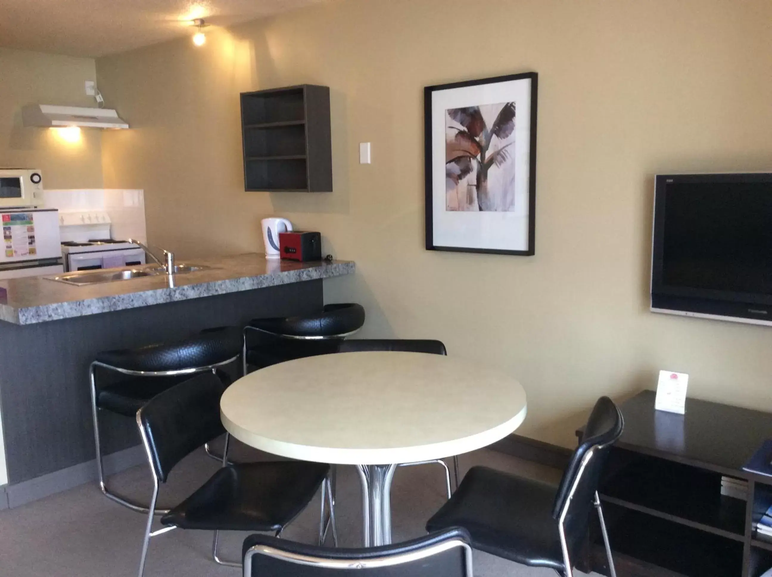 Dining area, TV/Entertainment Center in The Lofts Apartments