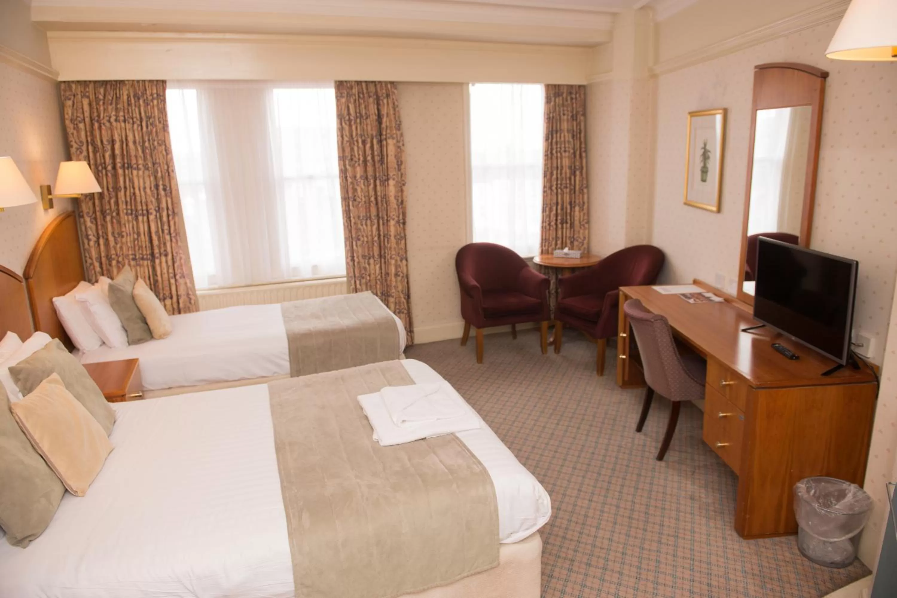 Bathroom, Bed in Crown & Mitre Hotel