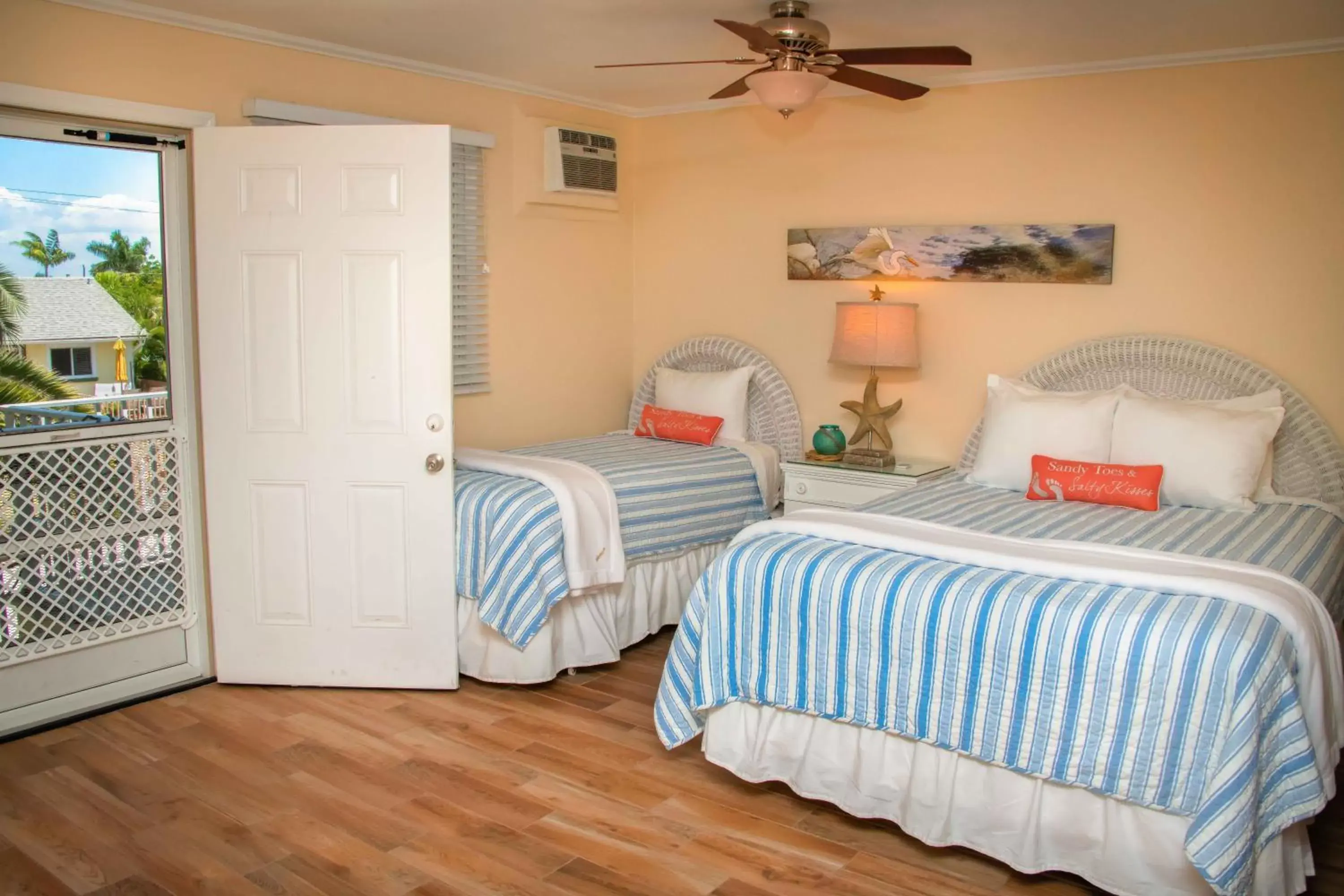 Bed in Cedar Cove Resort & Cottages