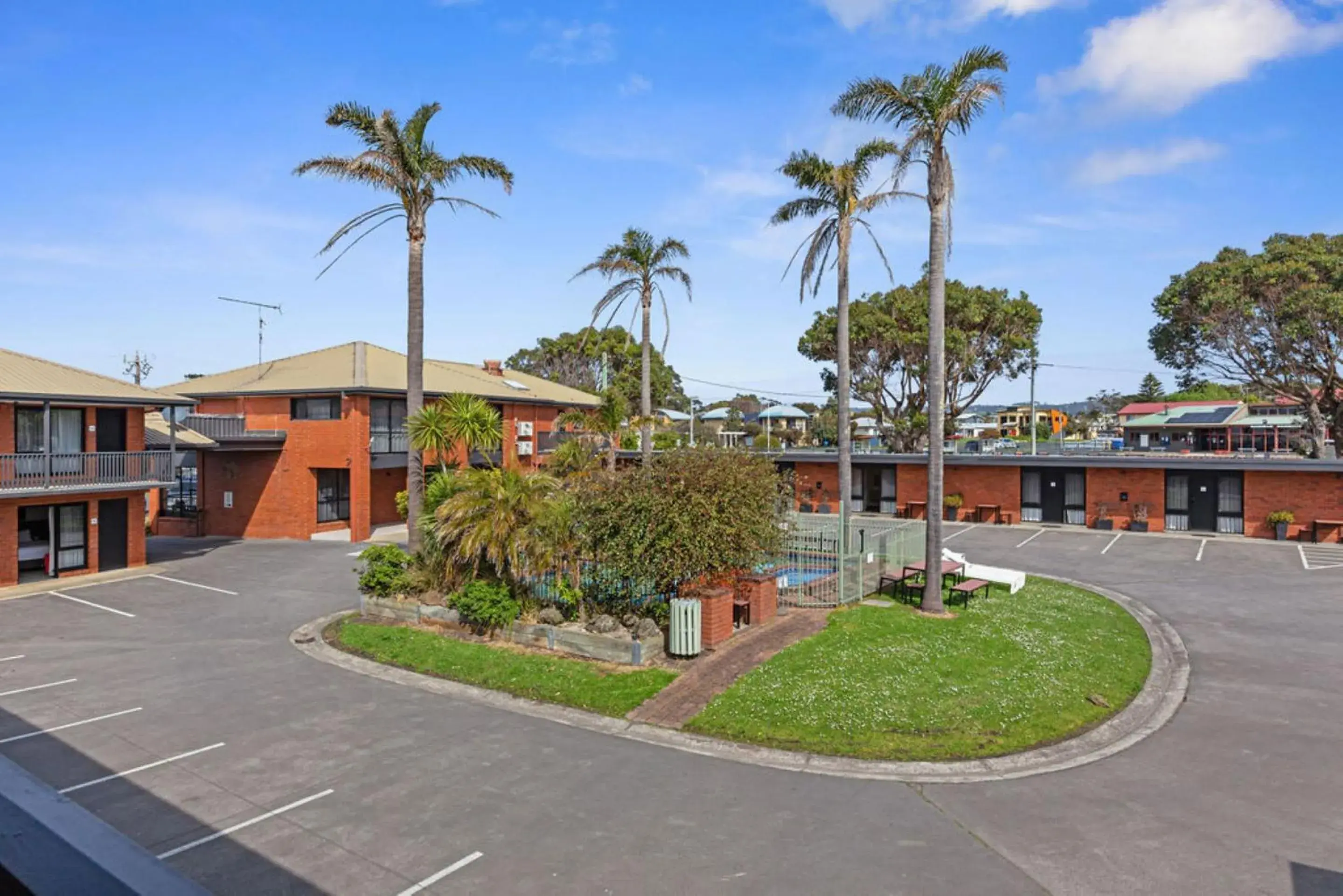 Parking, Property Building in Best Western Apollo Bay Motel