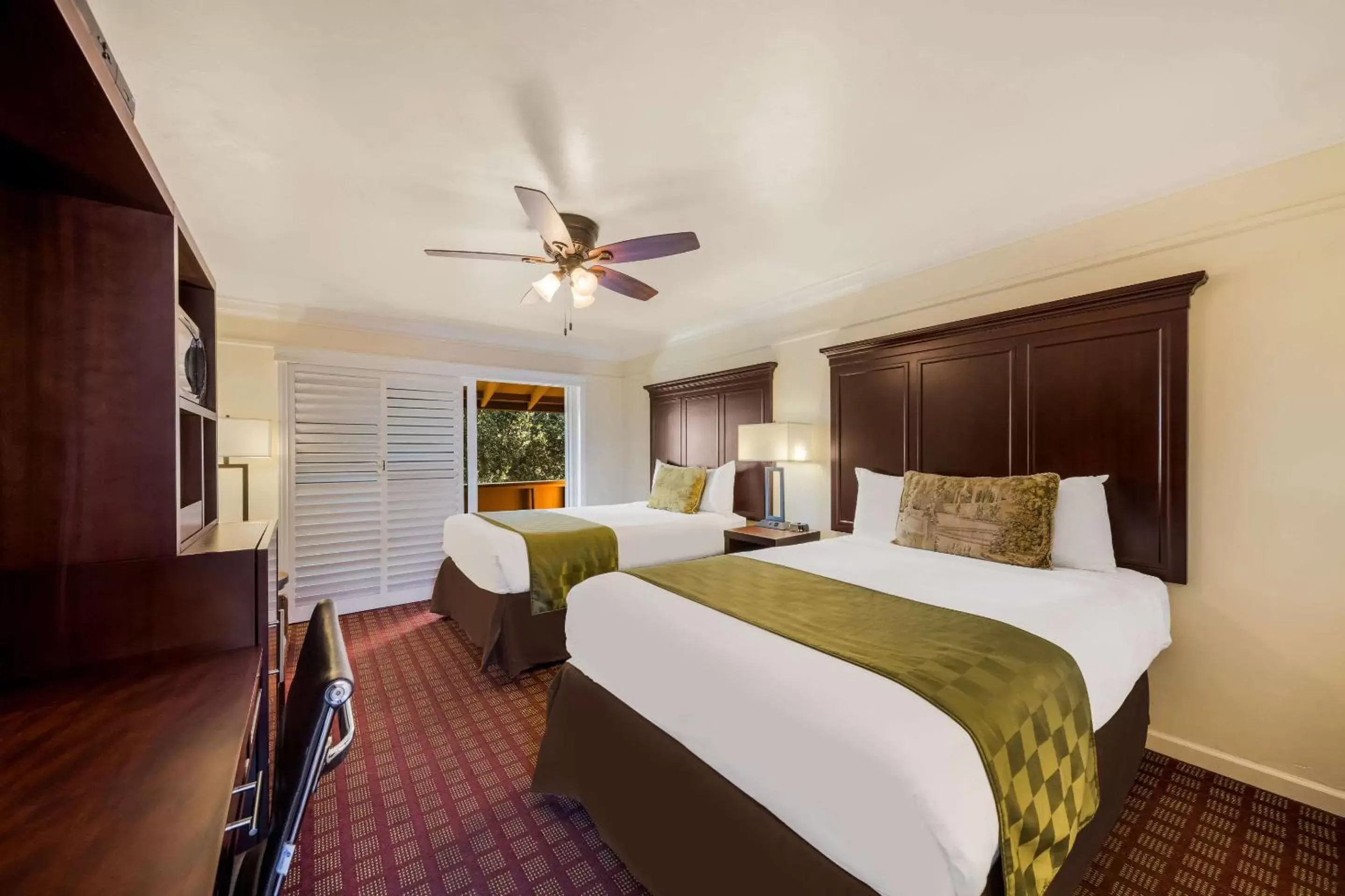 Bedroom, Bed in Clarion Collection Carmel Oaks Inn Bedroom, Bed in Clarion Collection Carmel Oaks Inn