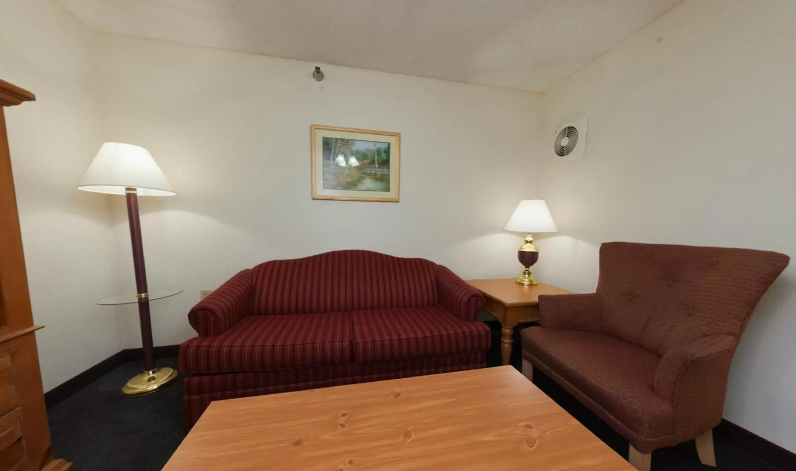 Living room, Seating Area in Country Inn & Suites by Radisson, Indianapolis South, IN