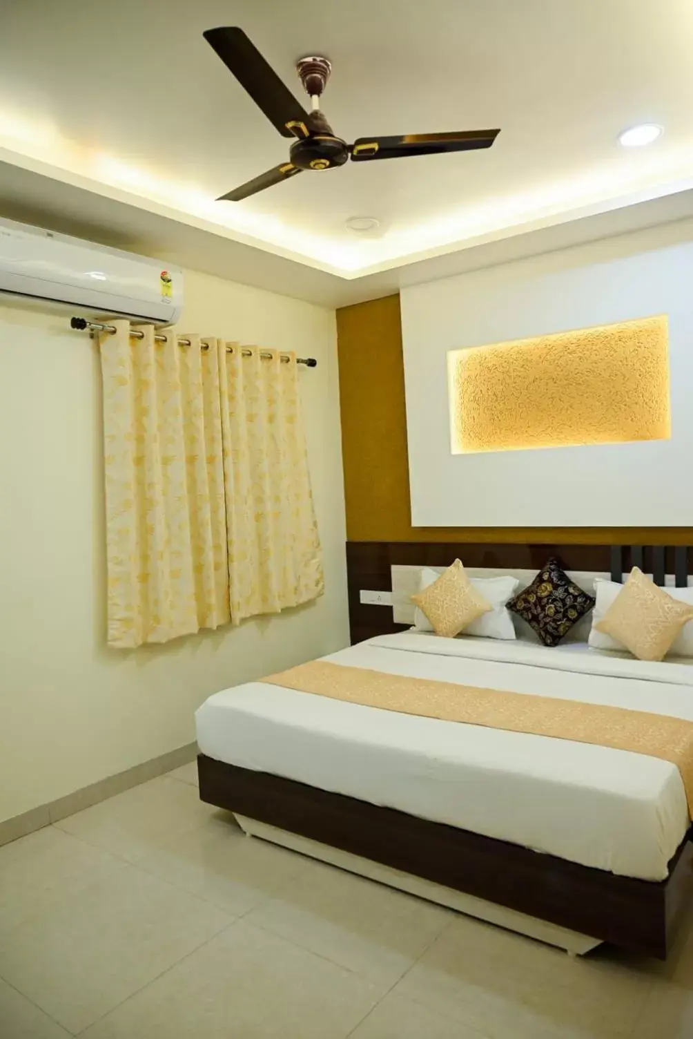 Breakfast, Bed in Hotel Golden Bliss Breakfast, Bed in Hotel Golden Bliss