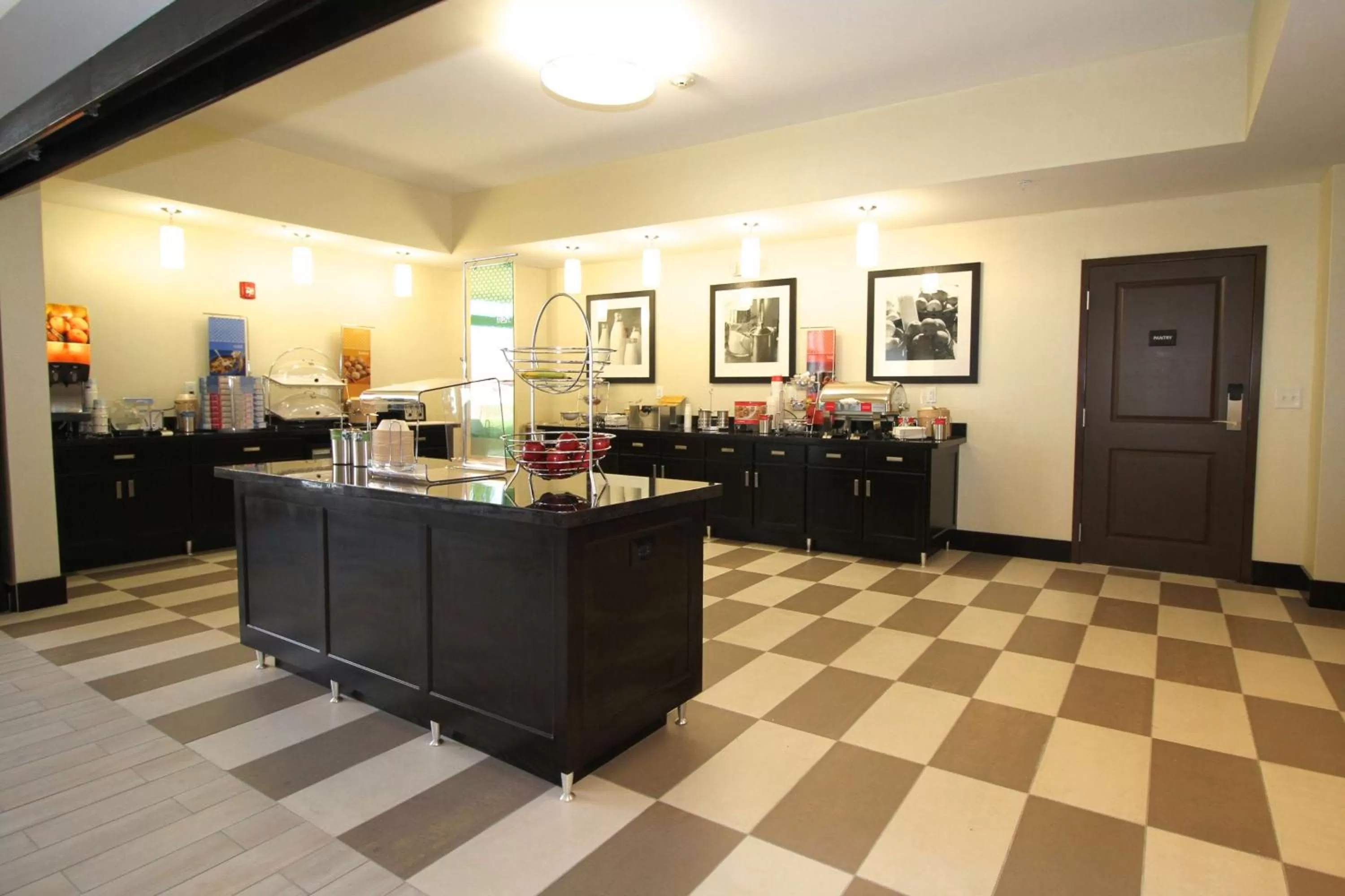 Dining area in Hampton Inn and Suites Sandusky/Milan