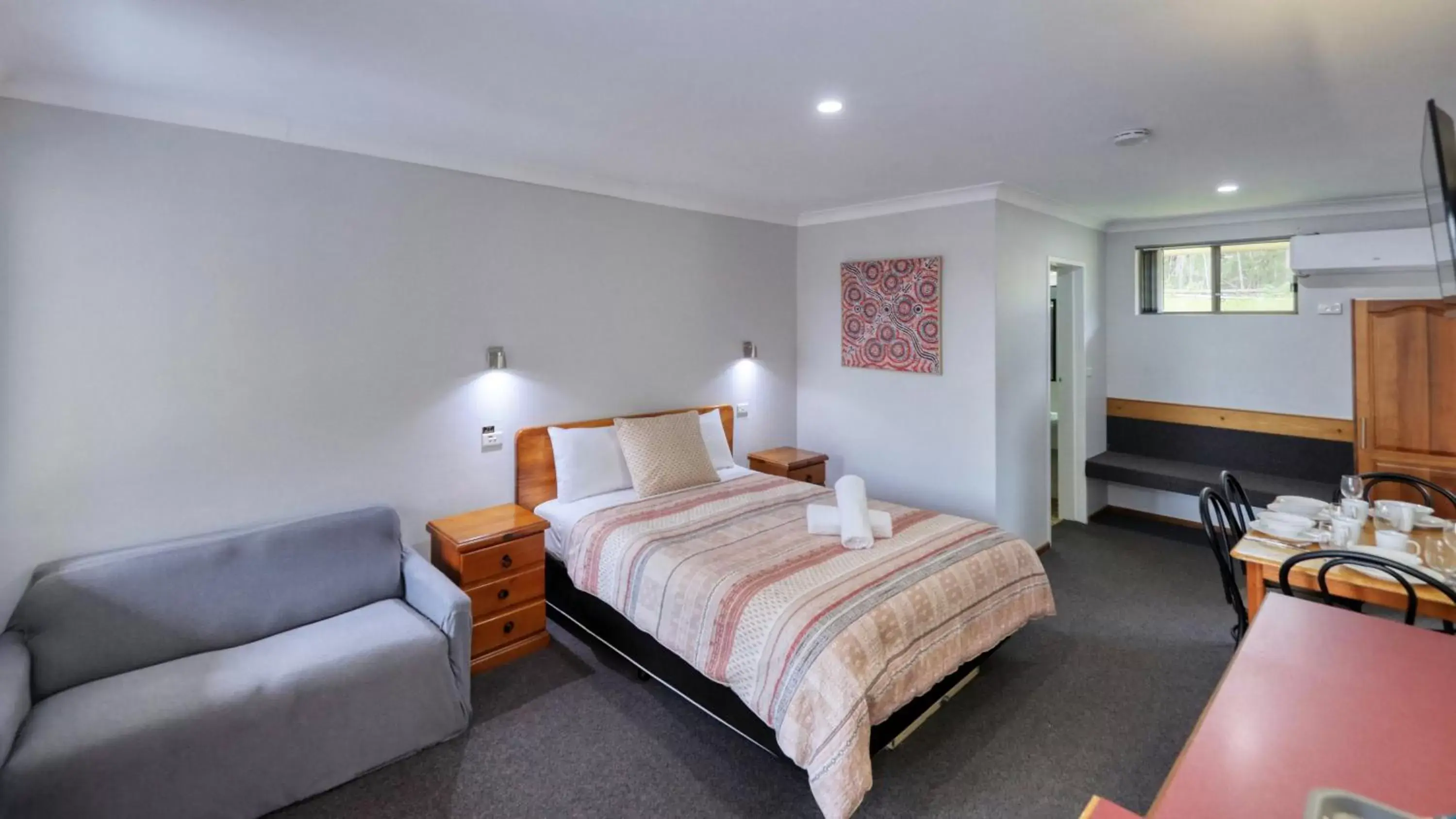 Seating area, Bed in Kempsey Powerhouse Motel