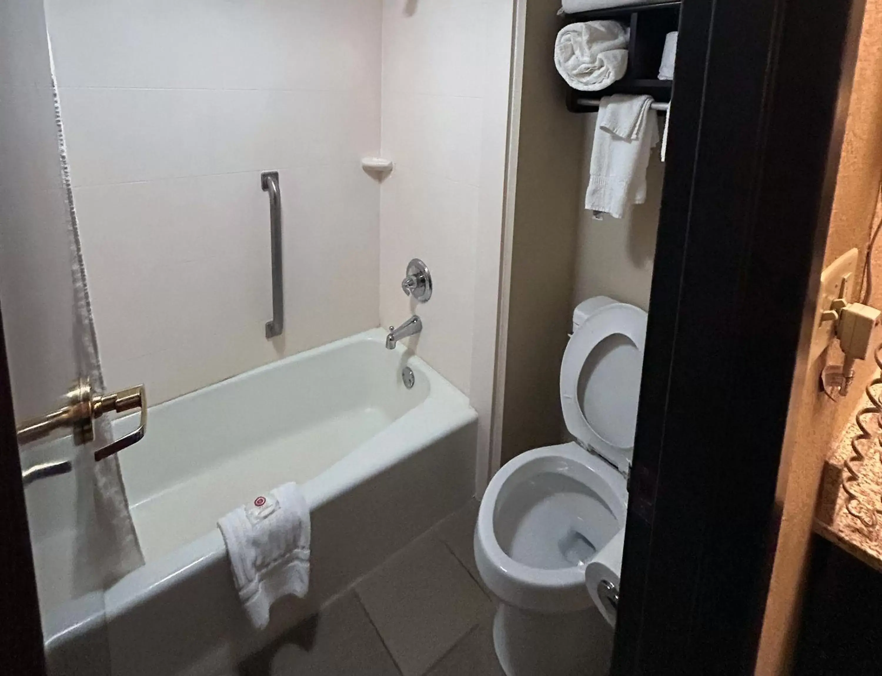Toilet, Bathroom in Comfort Inn & Suites Evansville Airport