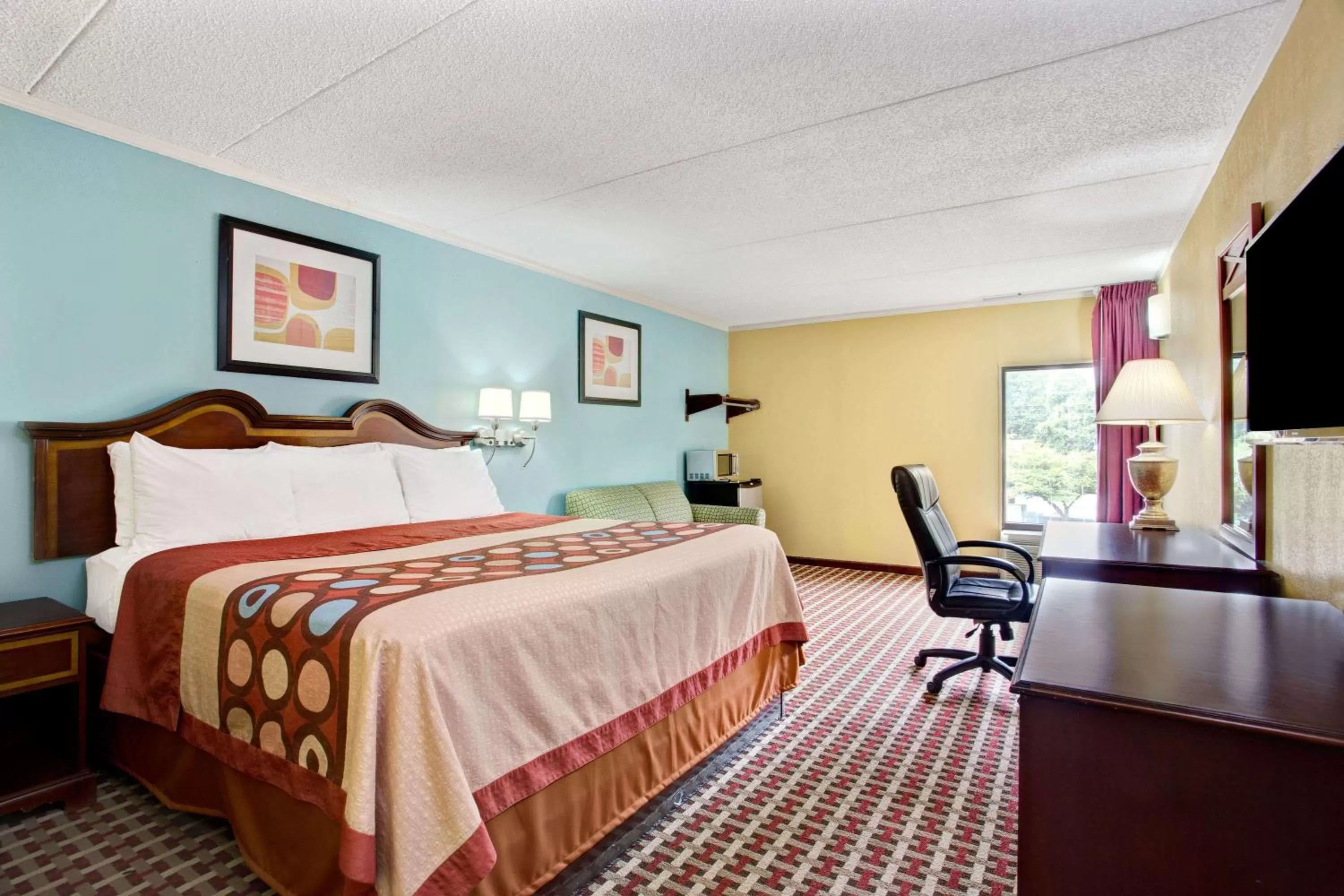 Photo of the whole room, Bed in Super 8 Downtown Raleigh
