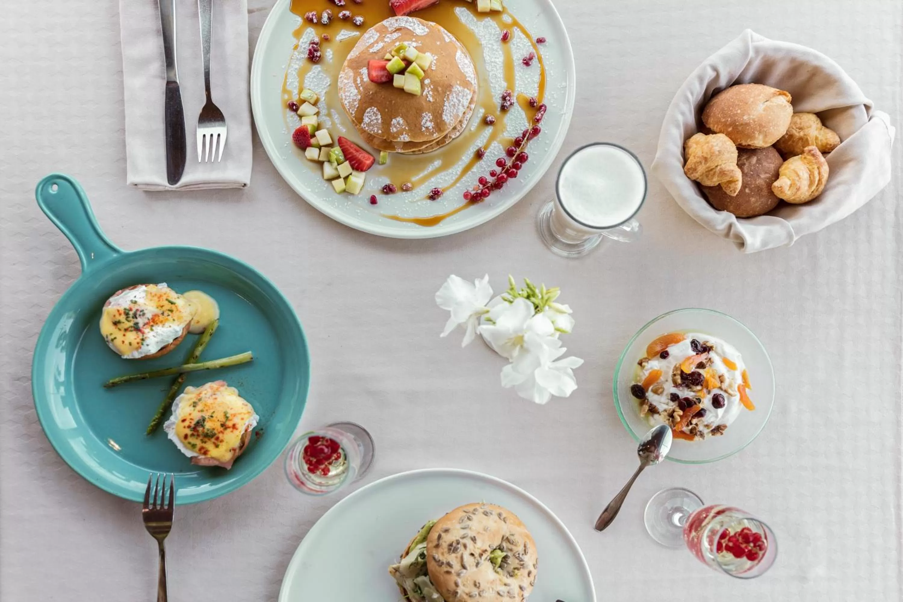 Food and drinks in Mitsis Ramira