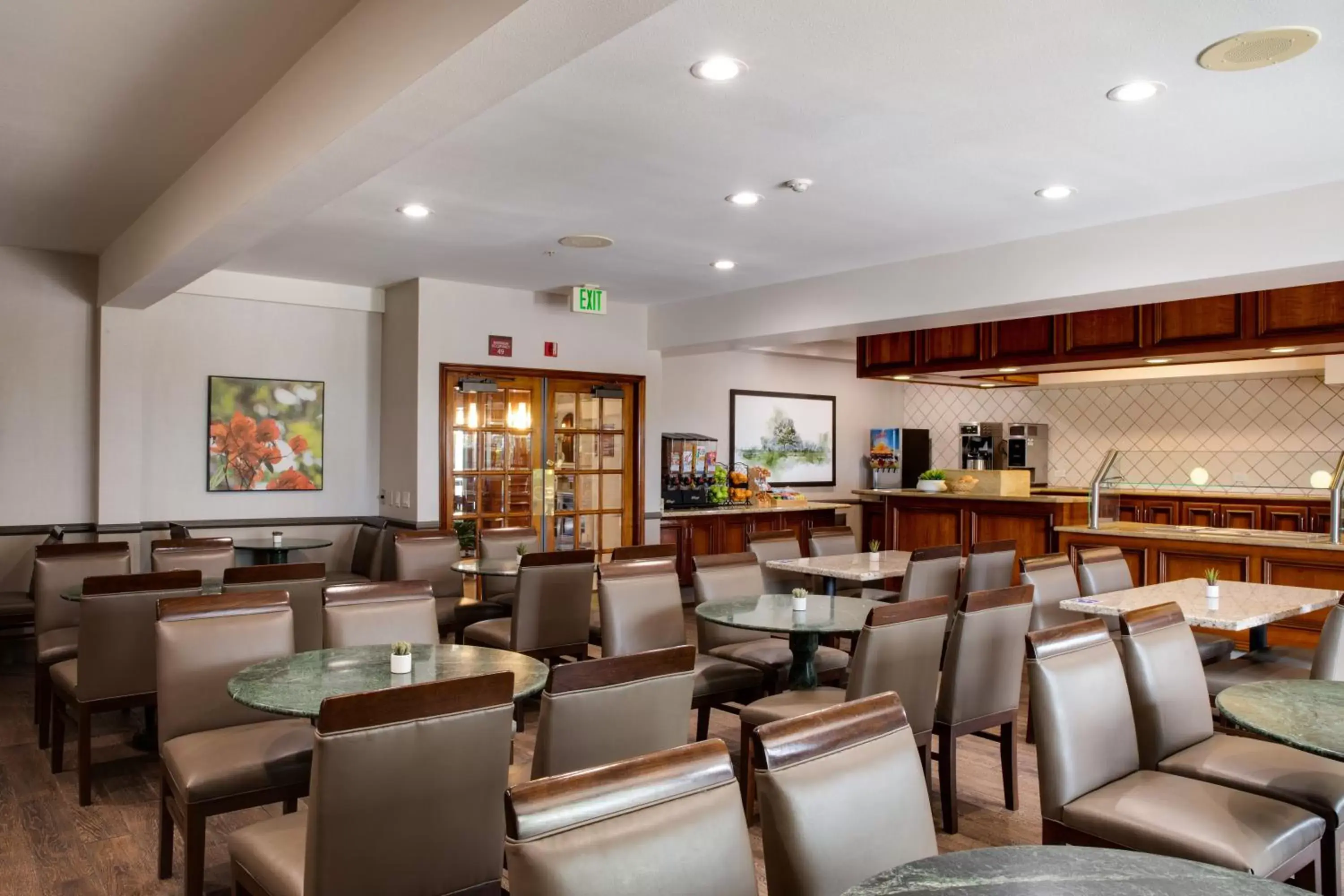 Breakfast, Lounge/Bar in Ayres Suites Mission Viejo